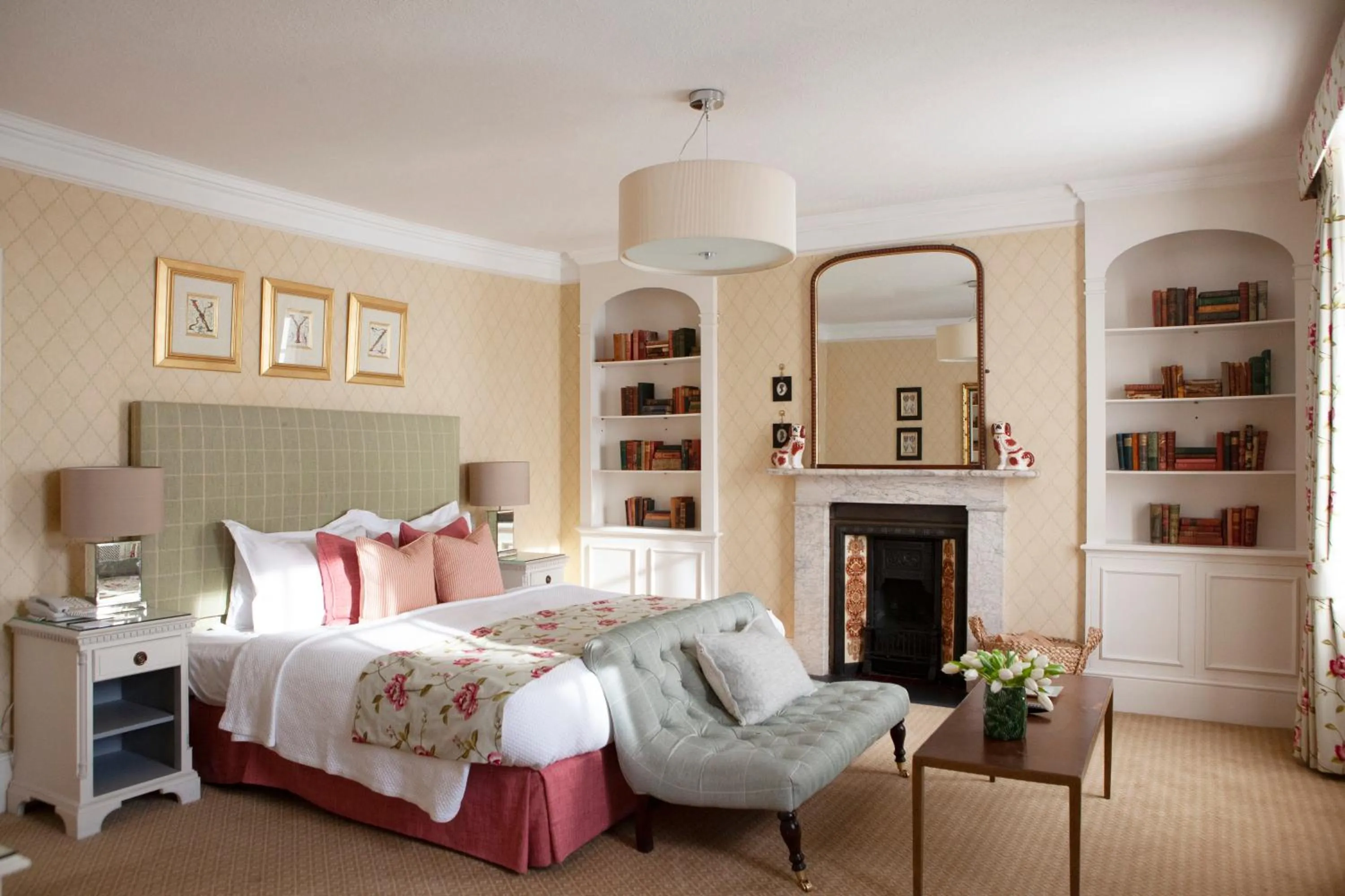 Seating area, Bed in Durrants Hotel