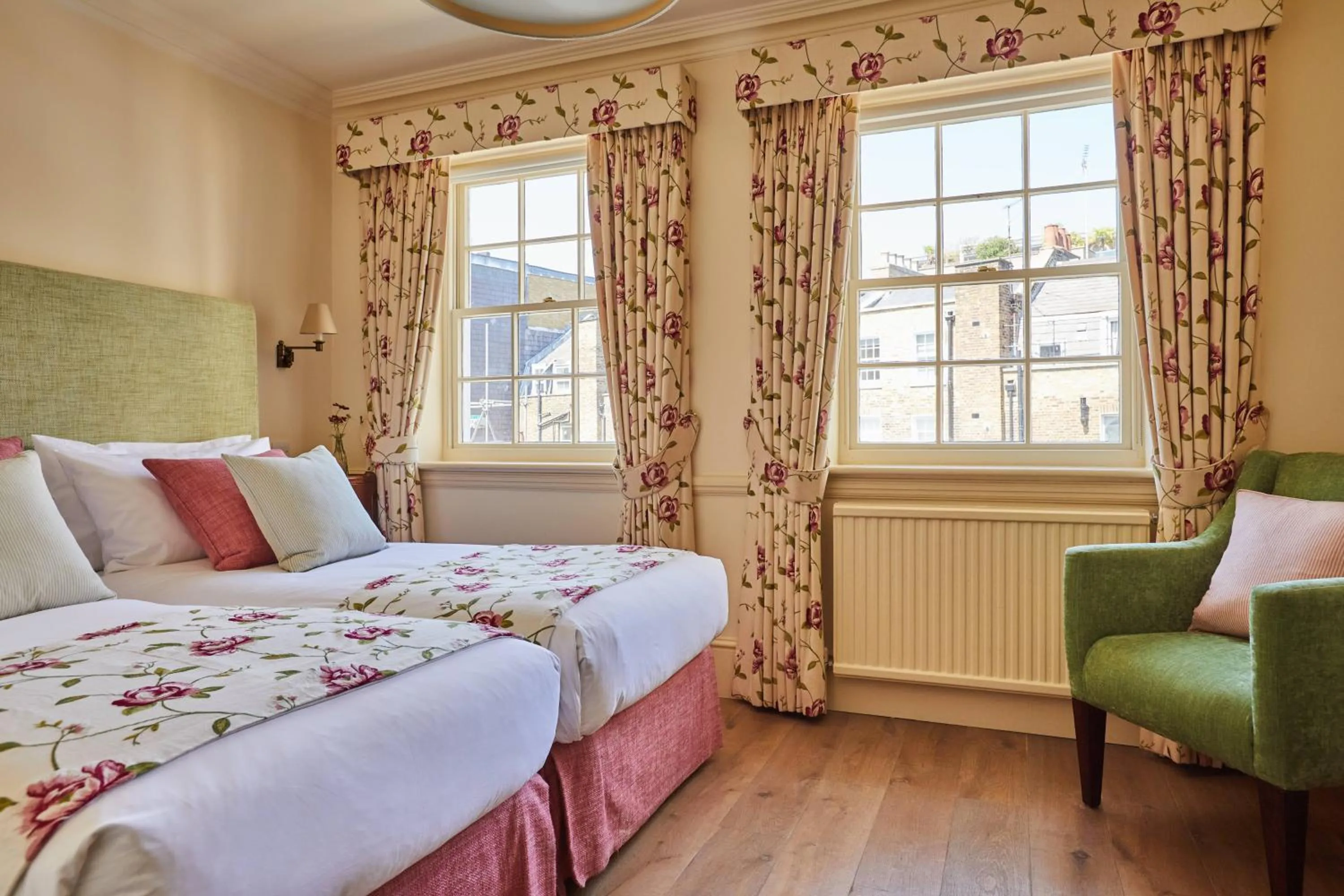 Bedroom, Bed in Durrants Hotel