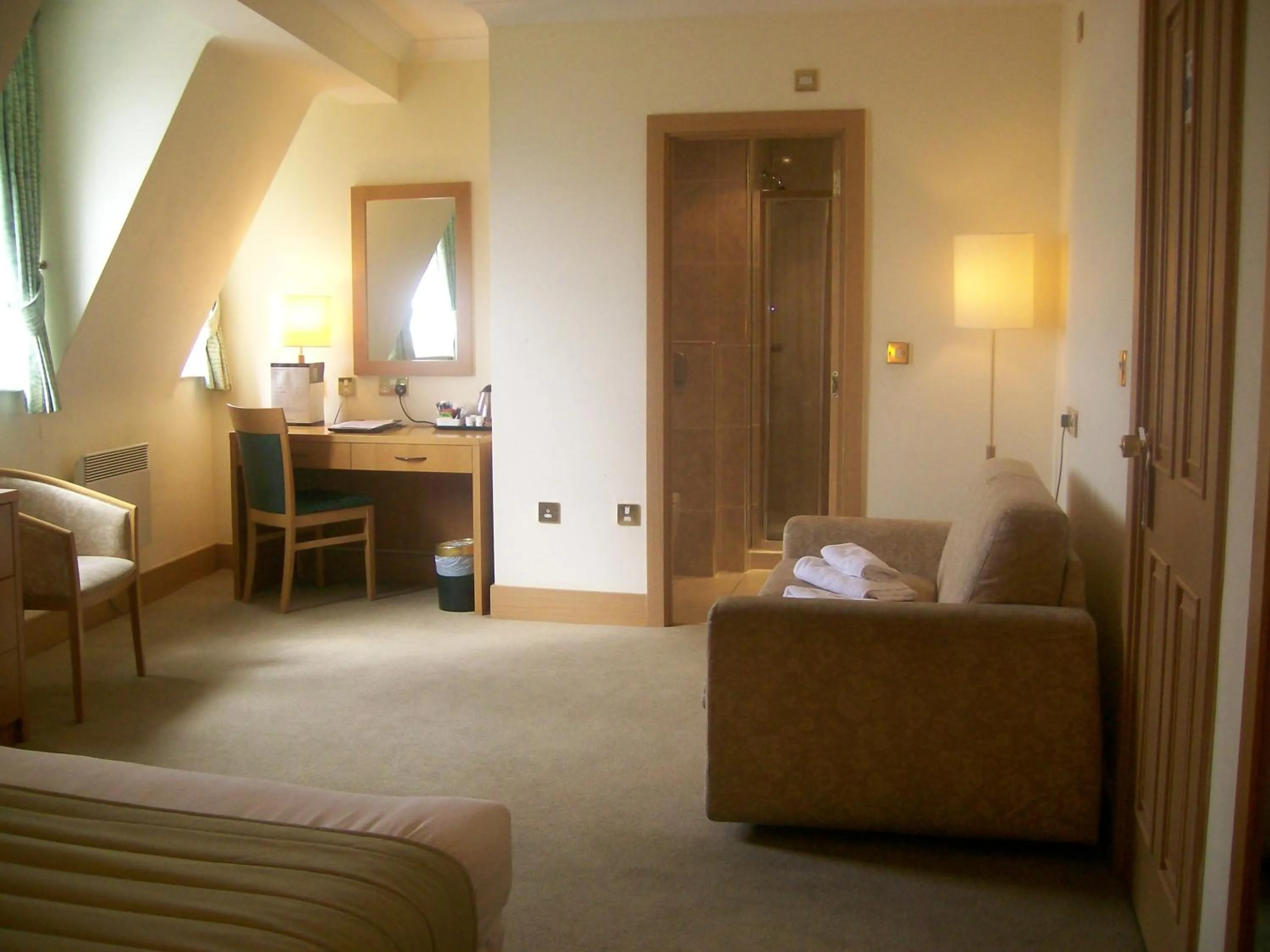 Photo of the whole room, Bed in Carousel Hotel