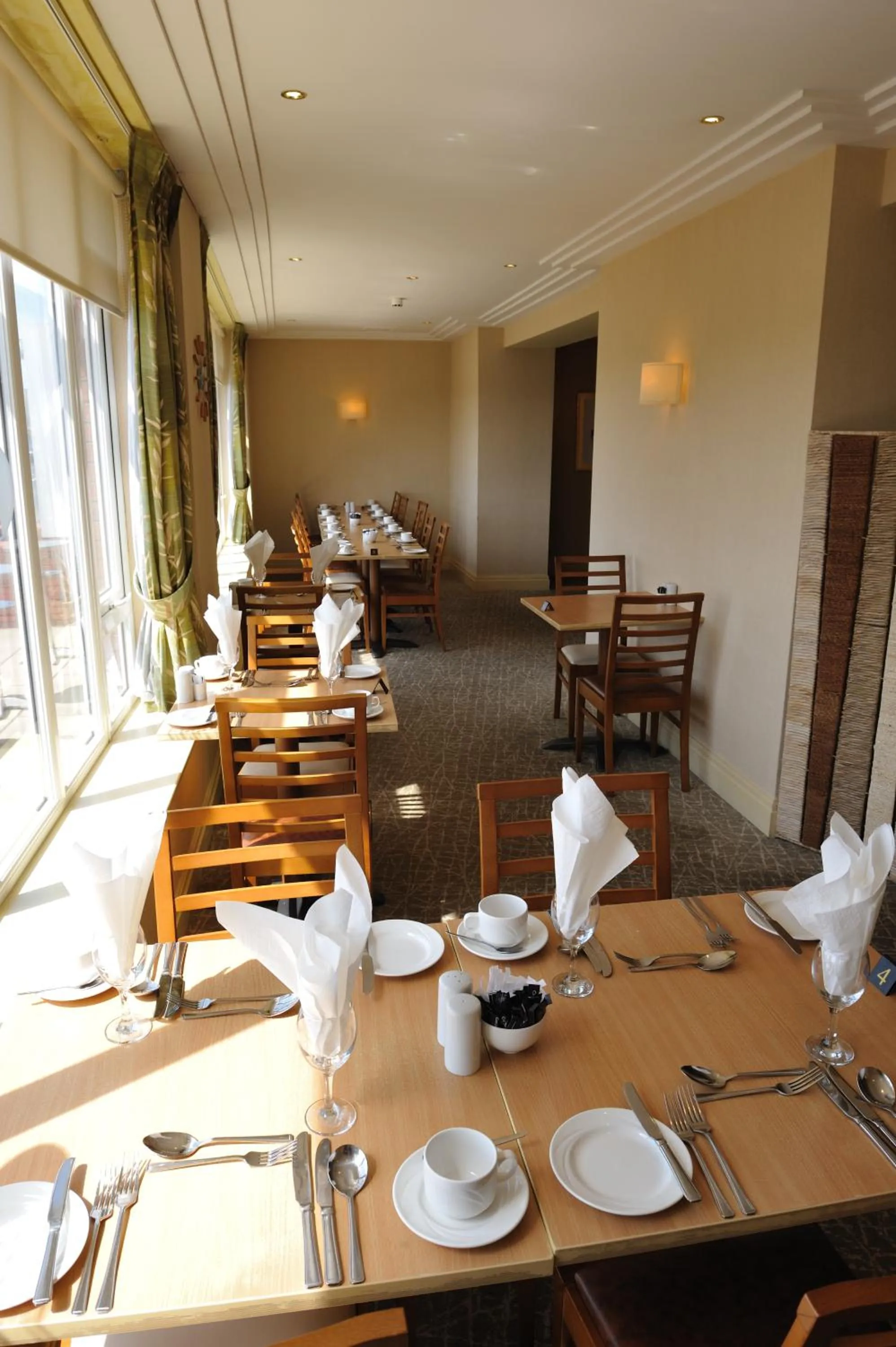 Restaurant/places to eat in Carousel Hotel