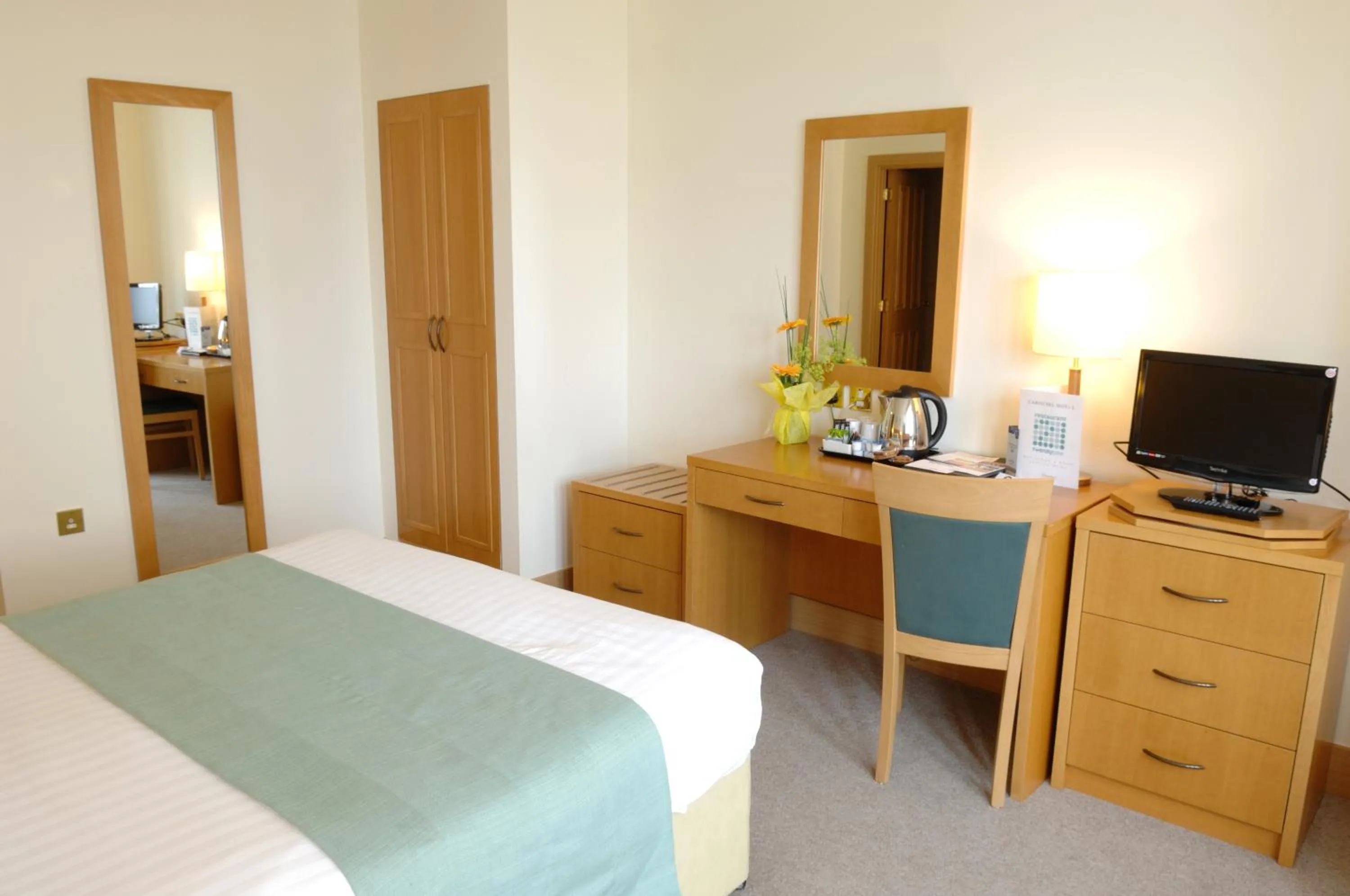 Photo of the whole room, Bed in Carousel Hotel