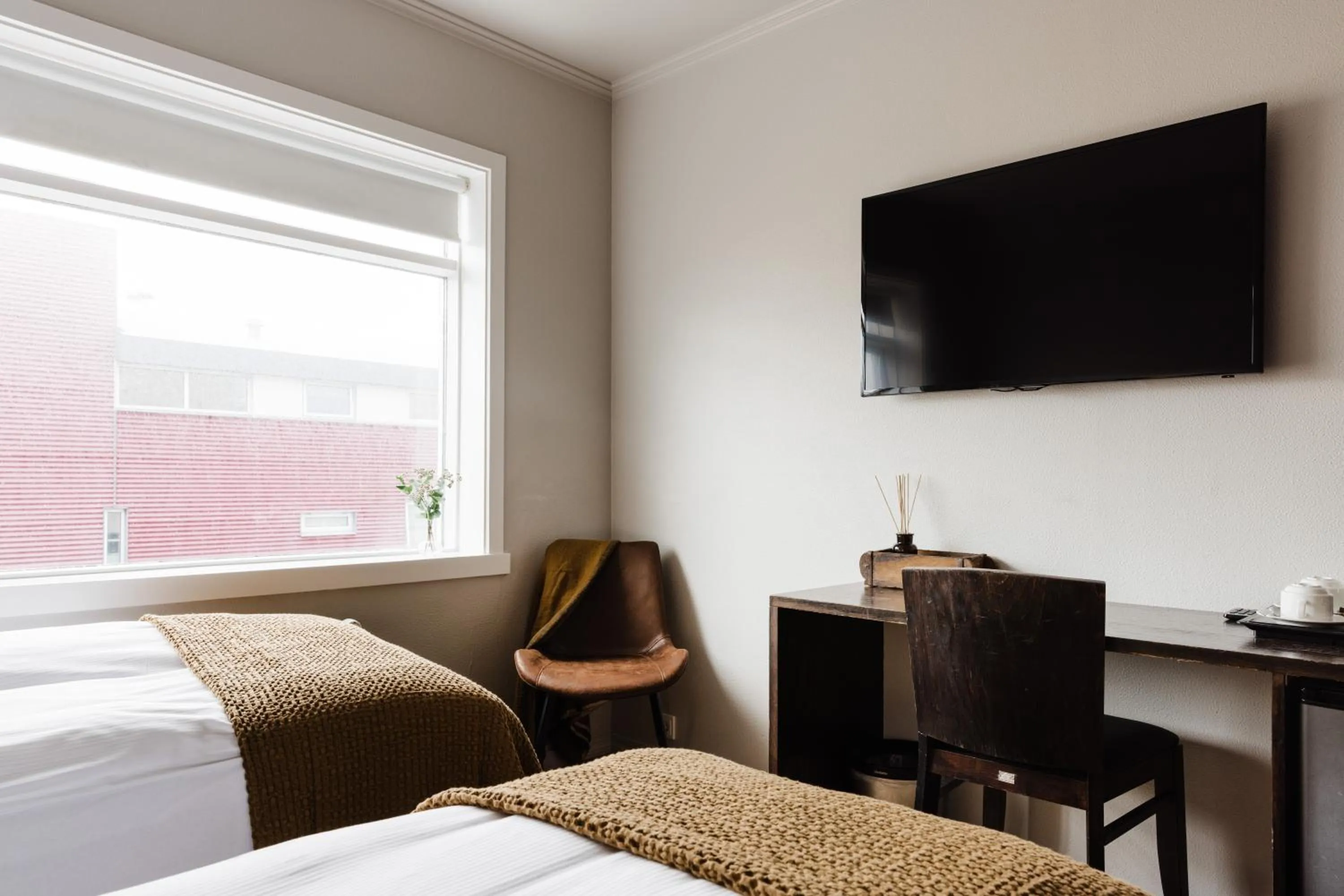 Seating area, Bed in Hotel Ódinsvé