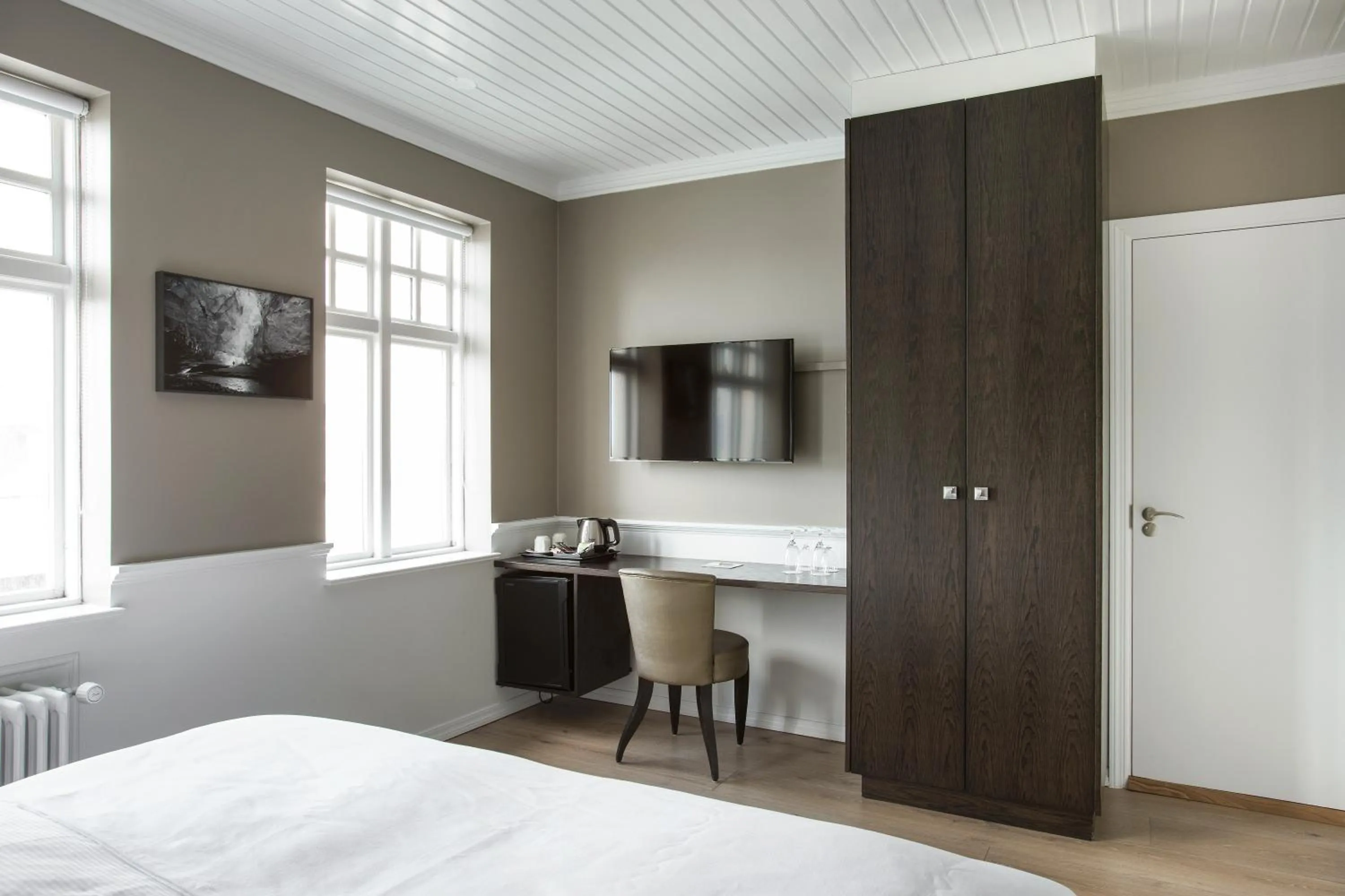 wardrobe, Bed in Hotel Ódinsvé