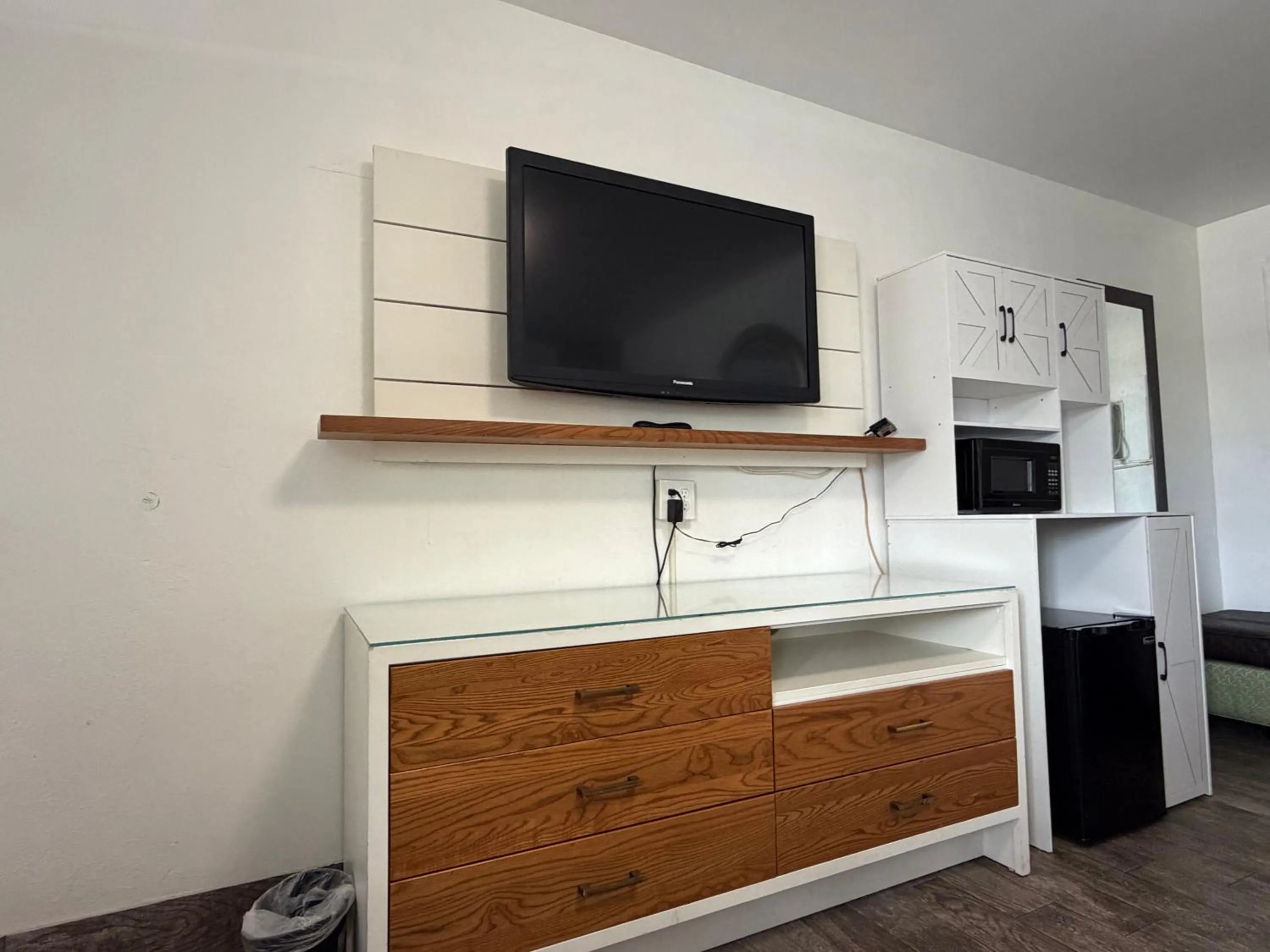 TV and multimedia in Siesta Inn Sarasota - Indian Beach