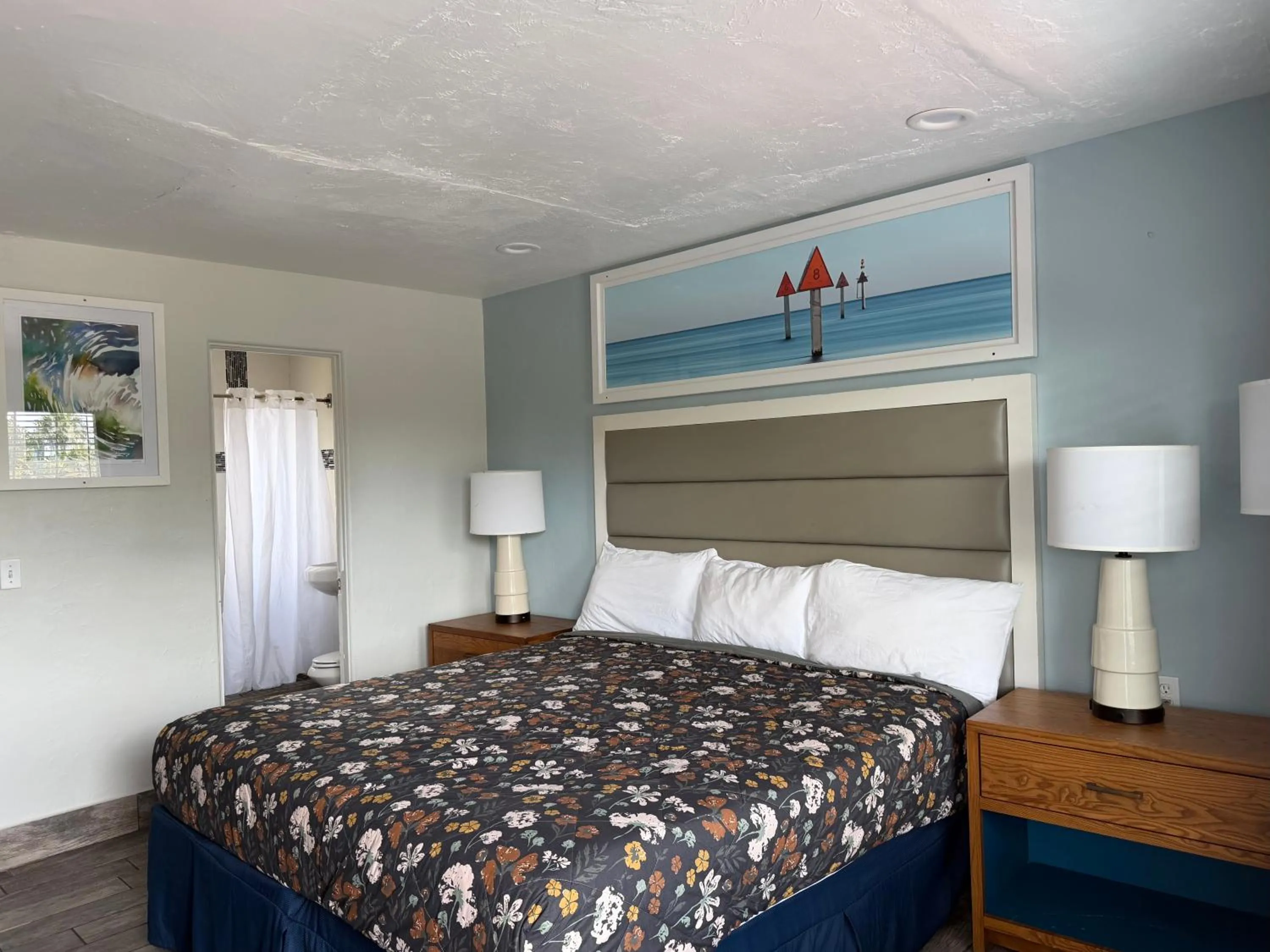 Bed in Siesta Inn Sarasota - Indian Beach