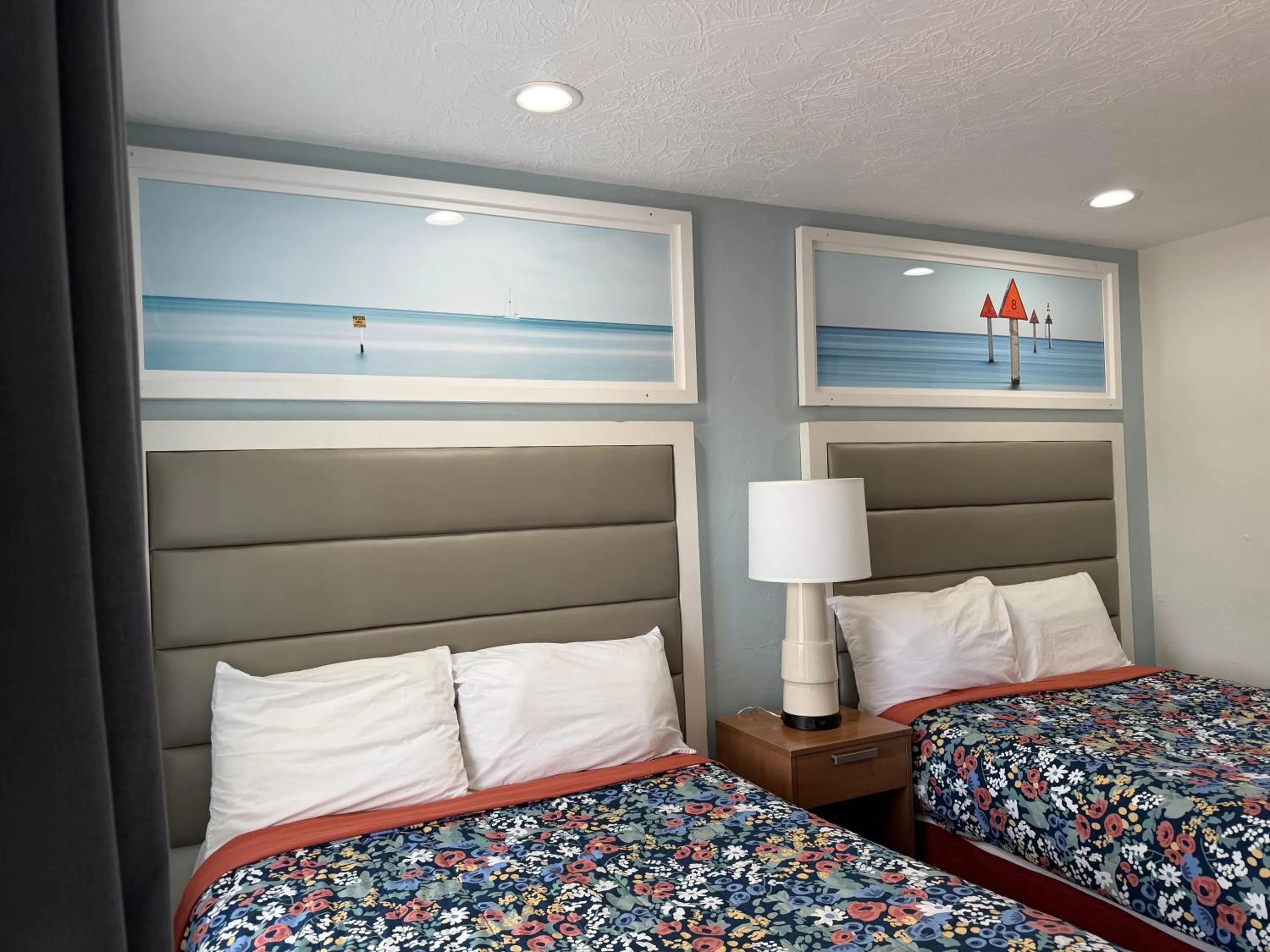 Bed in Siesta Inn Sarasota - Indian Beach
