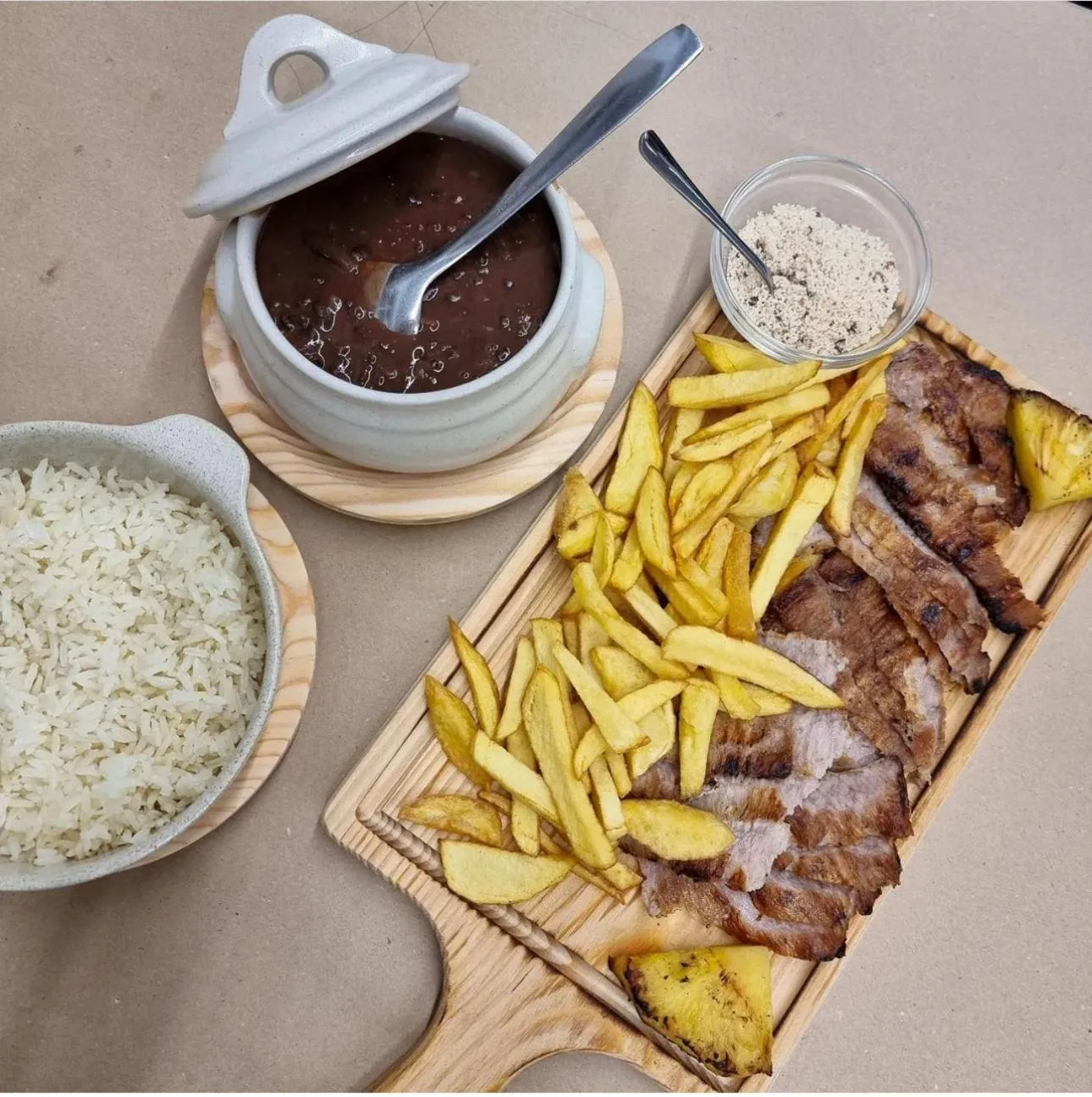 Restaurant/places to eat in Residencial Dona Teresa