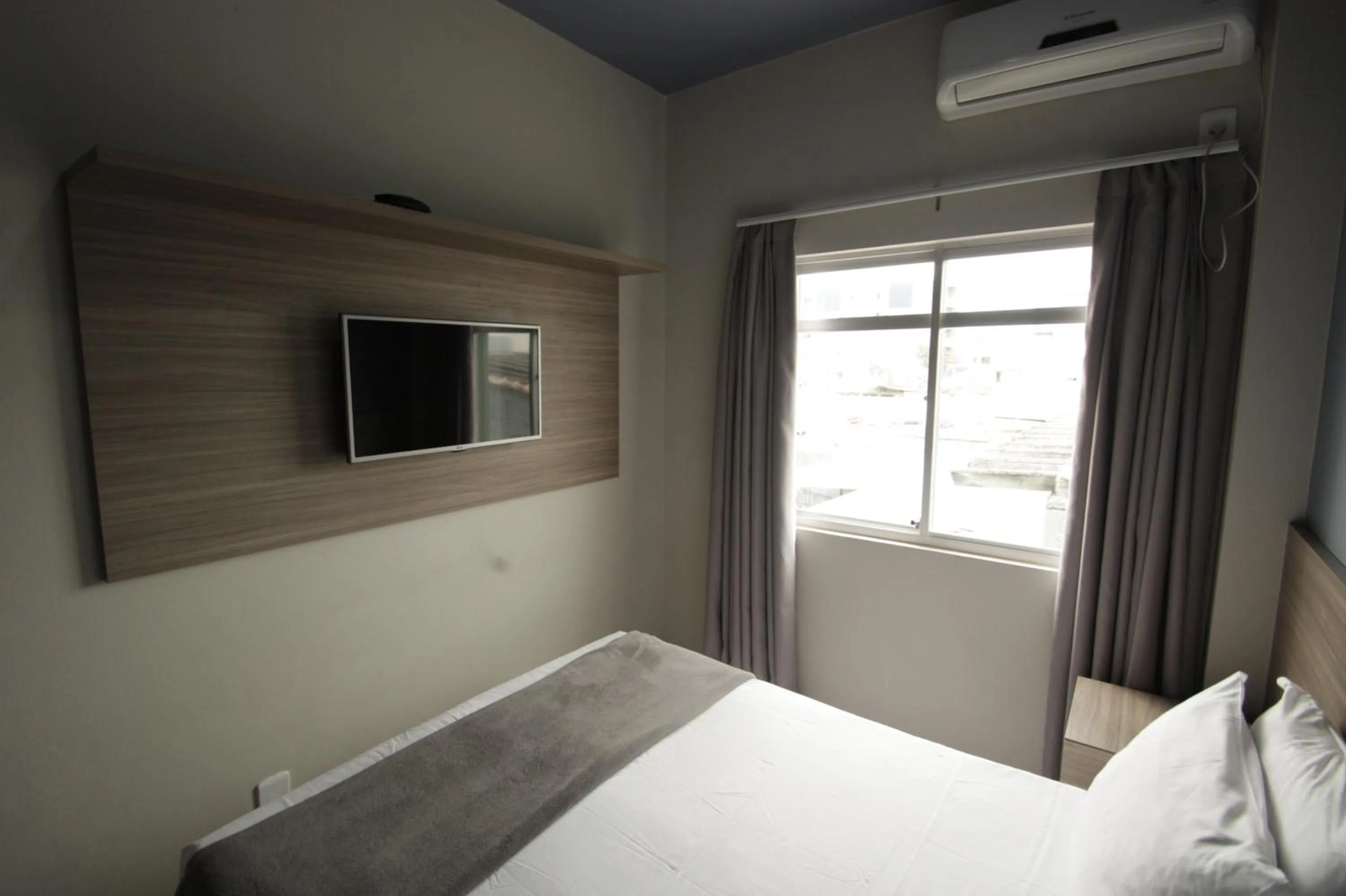 Photo of the whole room, Bed in Kennedy Slim Hotel