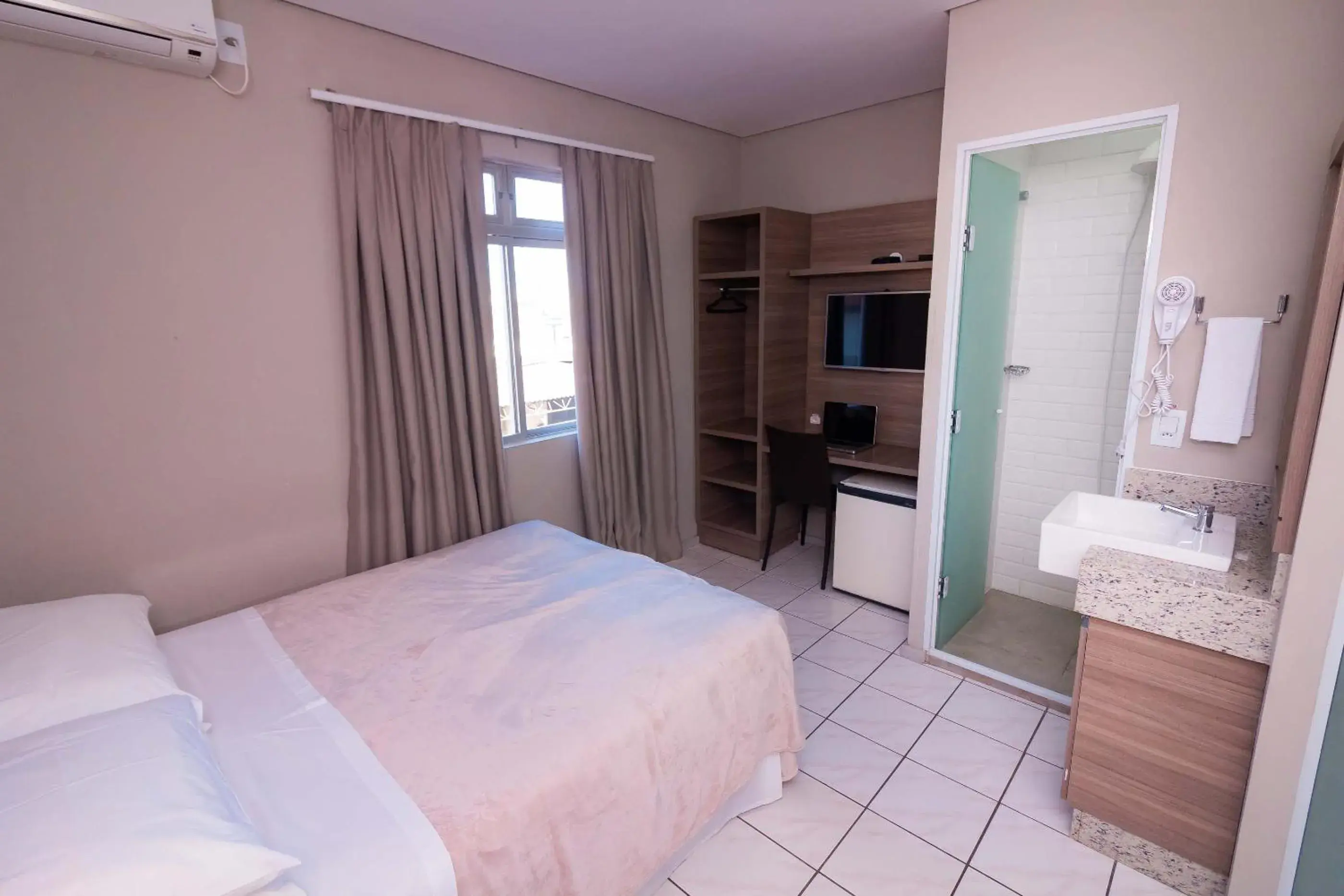 Photo of the whole room, Bed in Kennedy Slim Hotel Photo of the whole room, Bed in Kennedy Slim Hotel