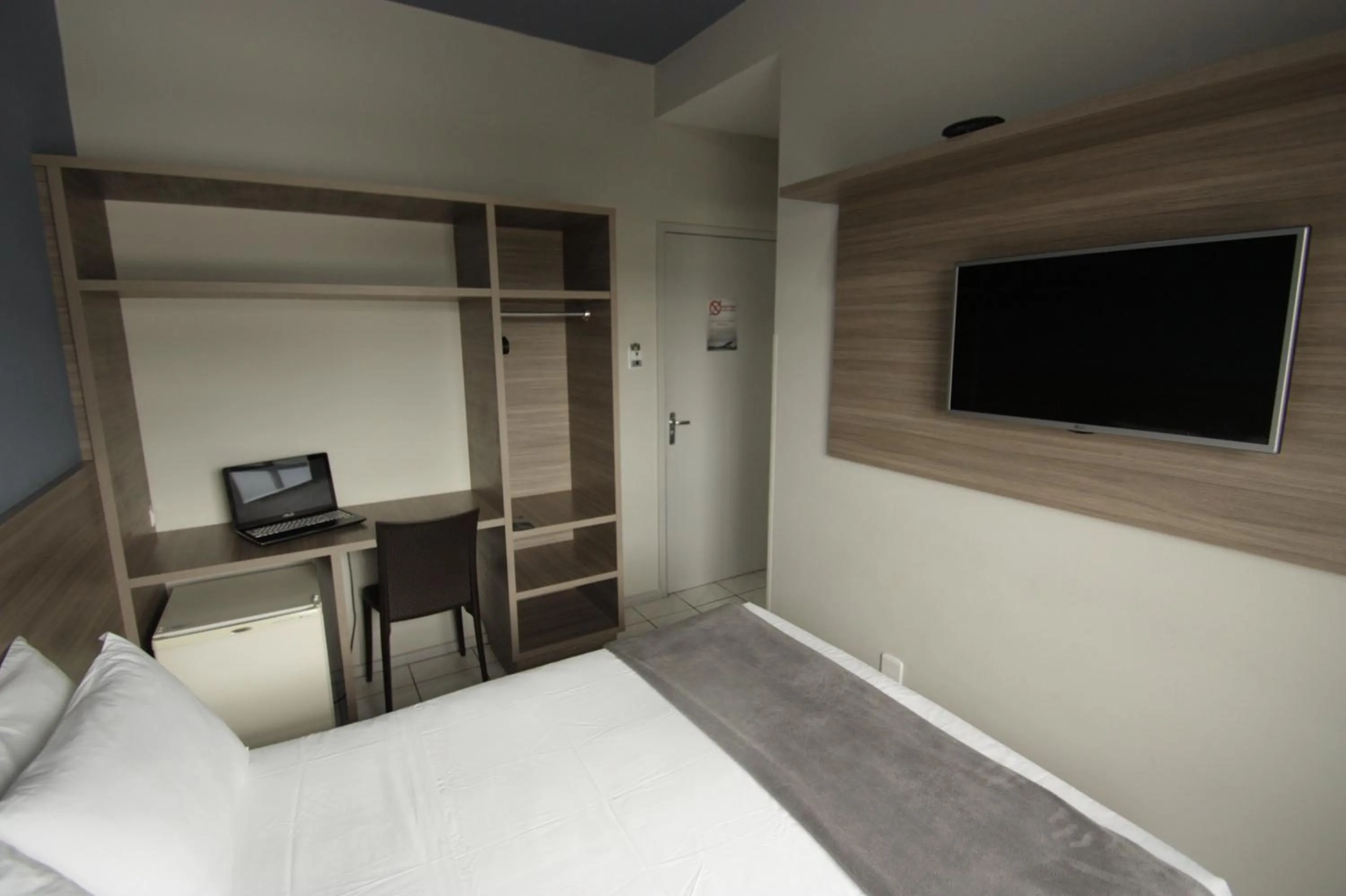 Photo of the whole room, Bed in Kennedy Slim Hotel