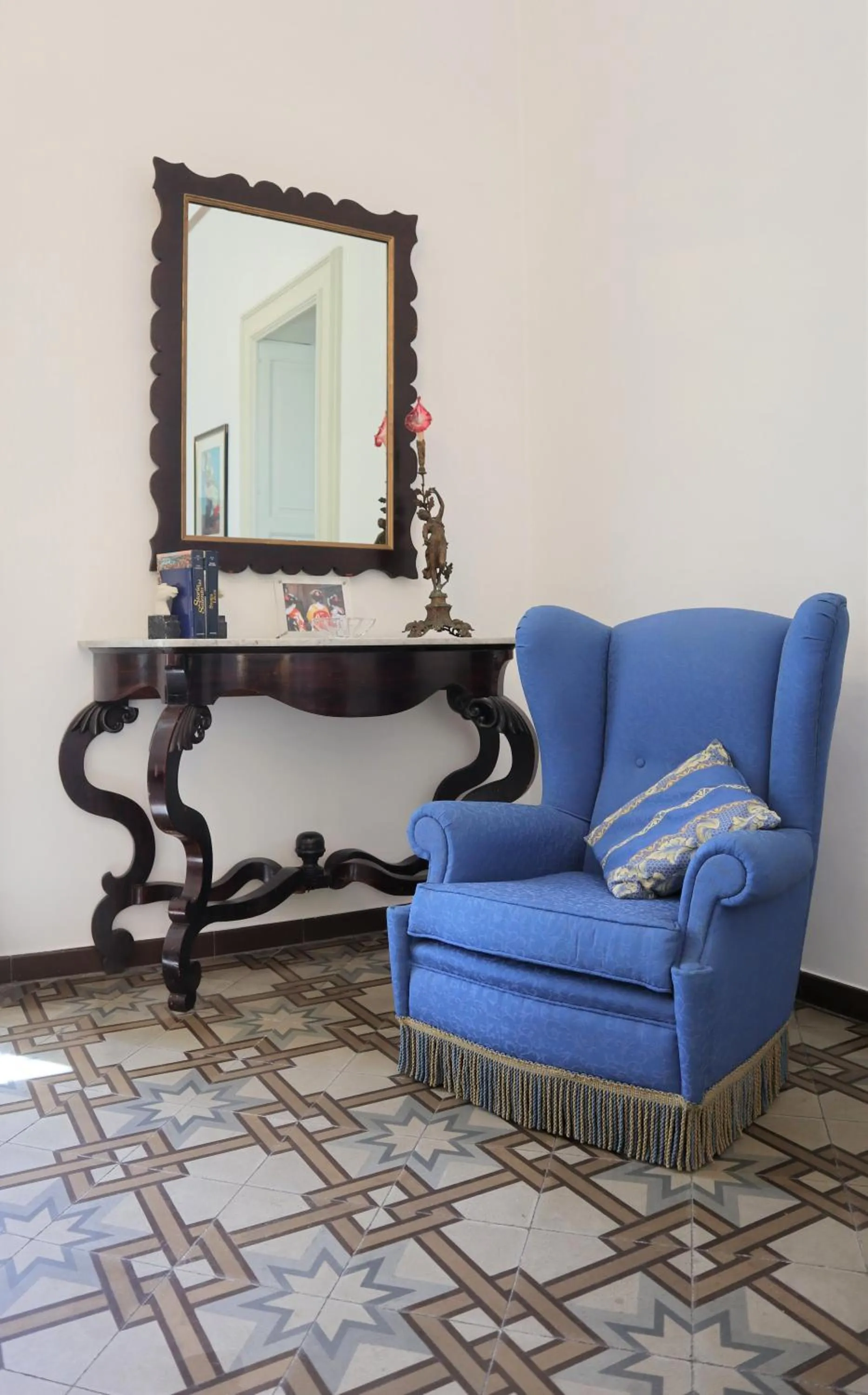 Communal lounge/ TV room in Chez Moi Charme B&B