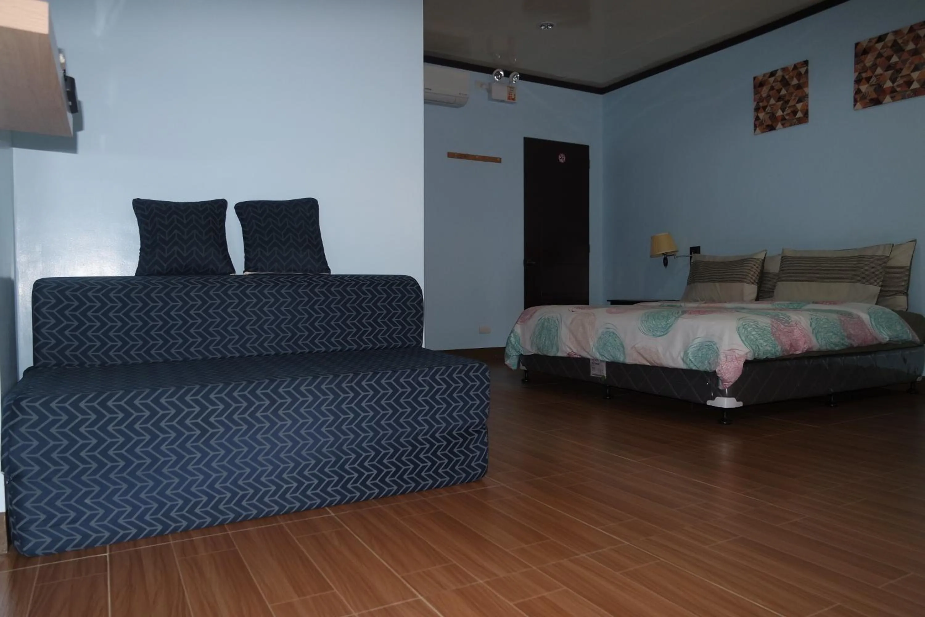 Living room, Bed in Yoo C Apartment