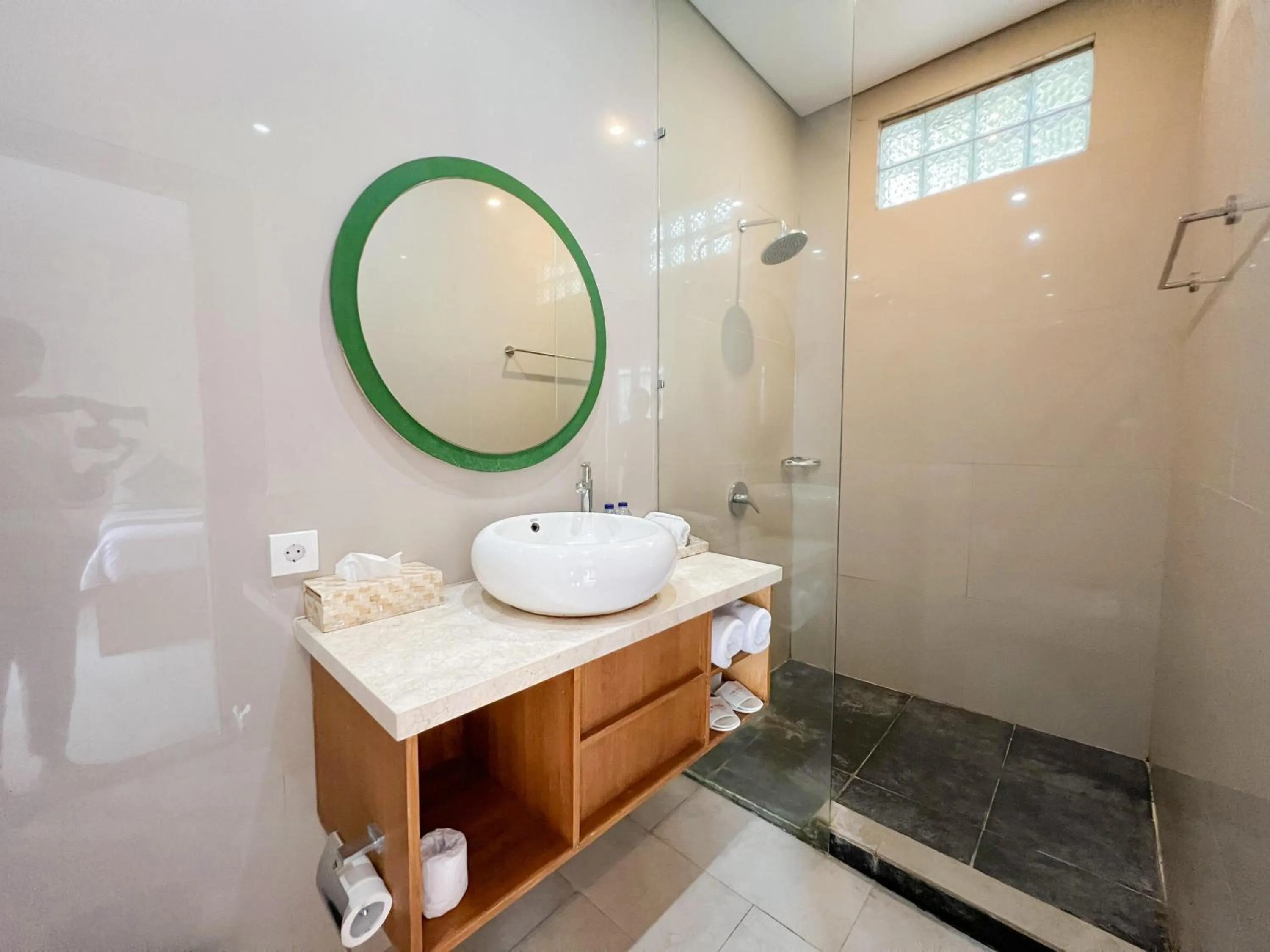 Shower in Apple Villa & Suite Seminyak
