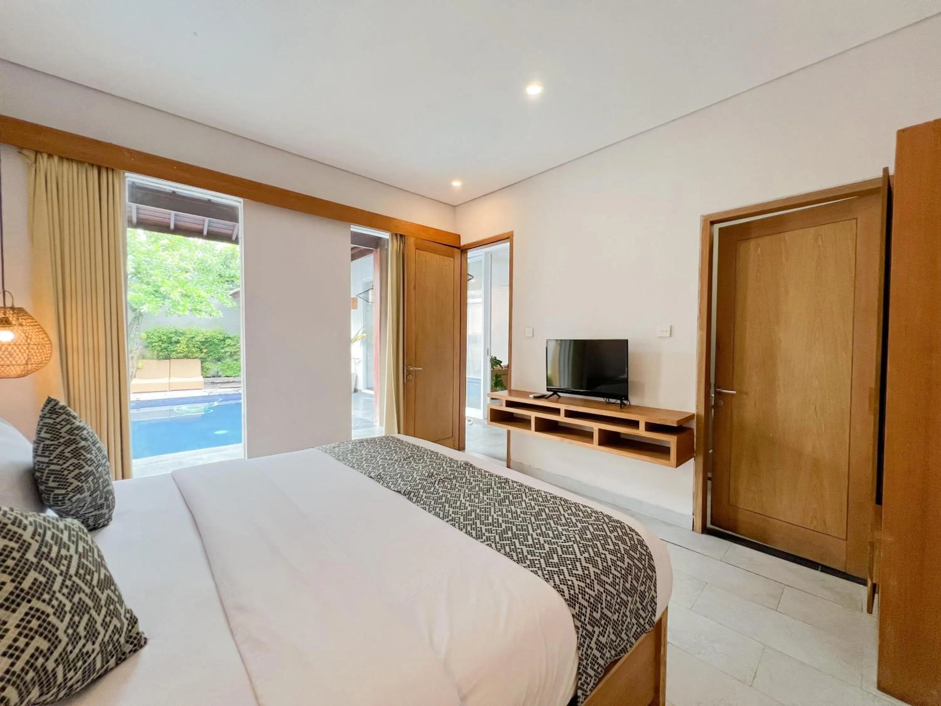 Bed in Apple Villa & Suite Seminyak