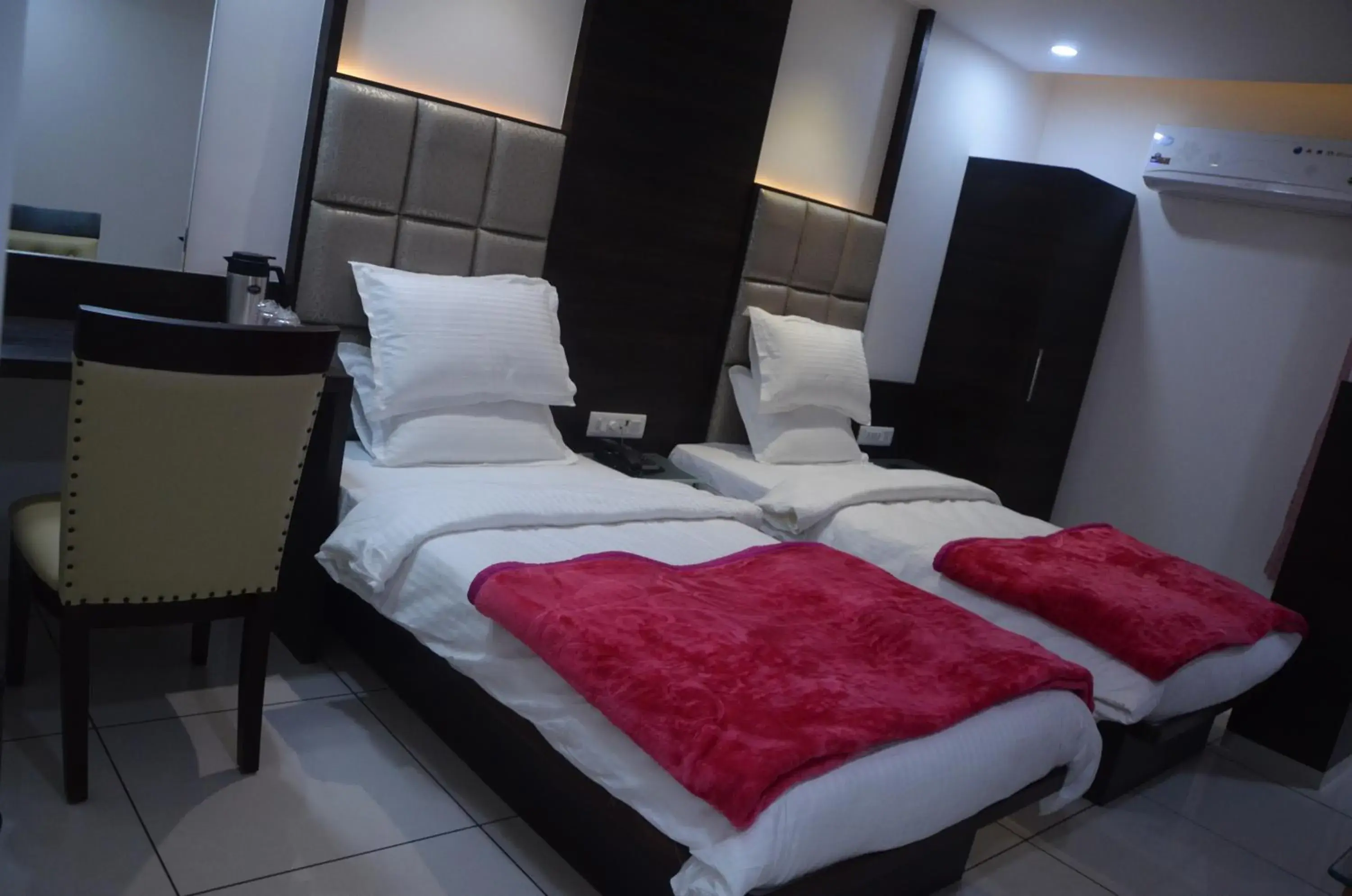 Superior Twin Room with City View in Hotel The Furat Inn Superior Twin Room with City View in Hotel The Furat Inn