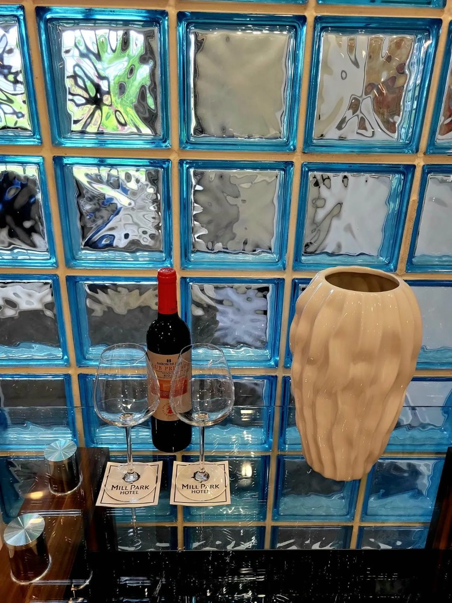 Food and drinks in Mill Park Hotel