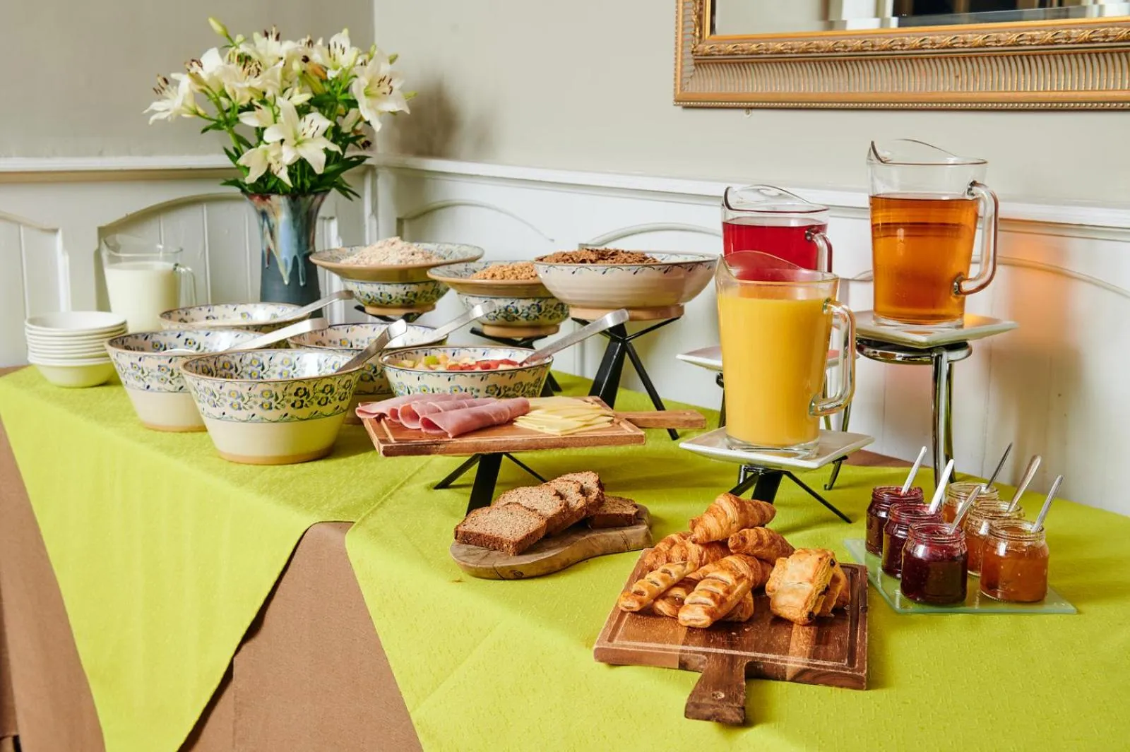 Food and drinks in Hylands Burren Hotel