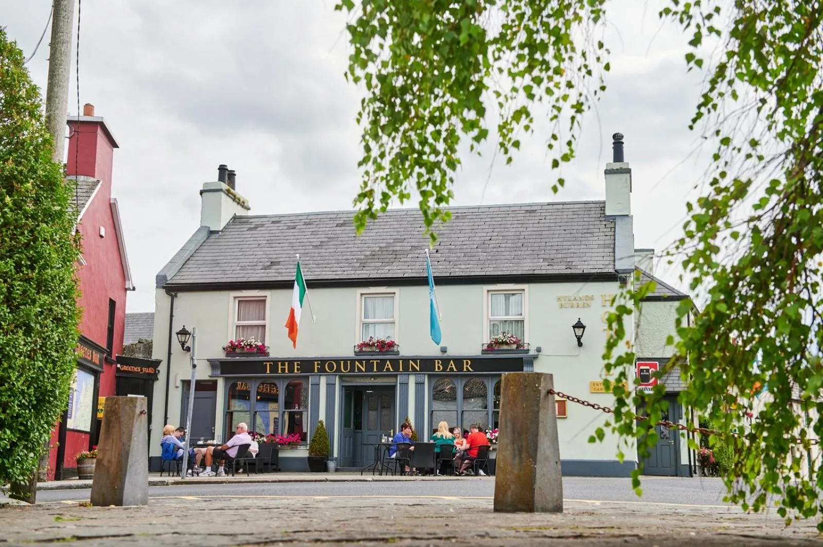 Facade/entrance in Hylands Burren Hotel