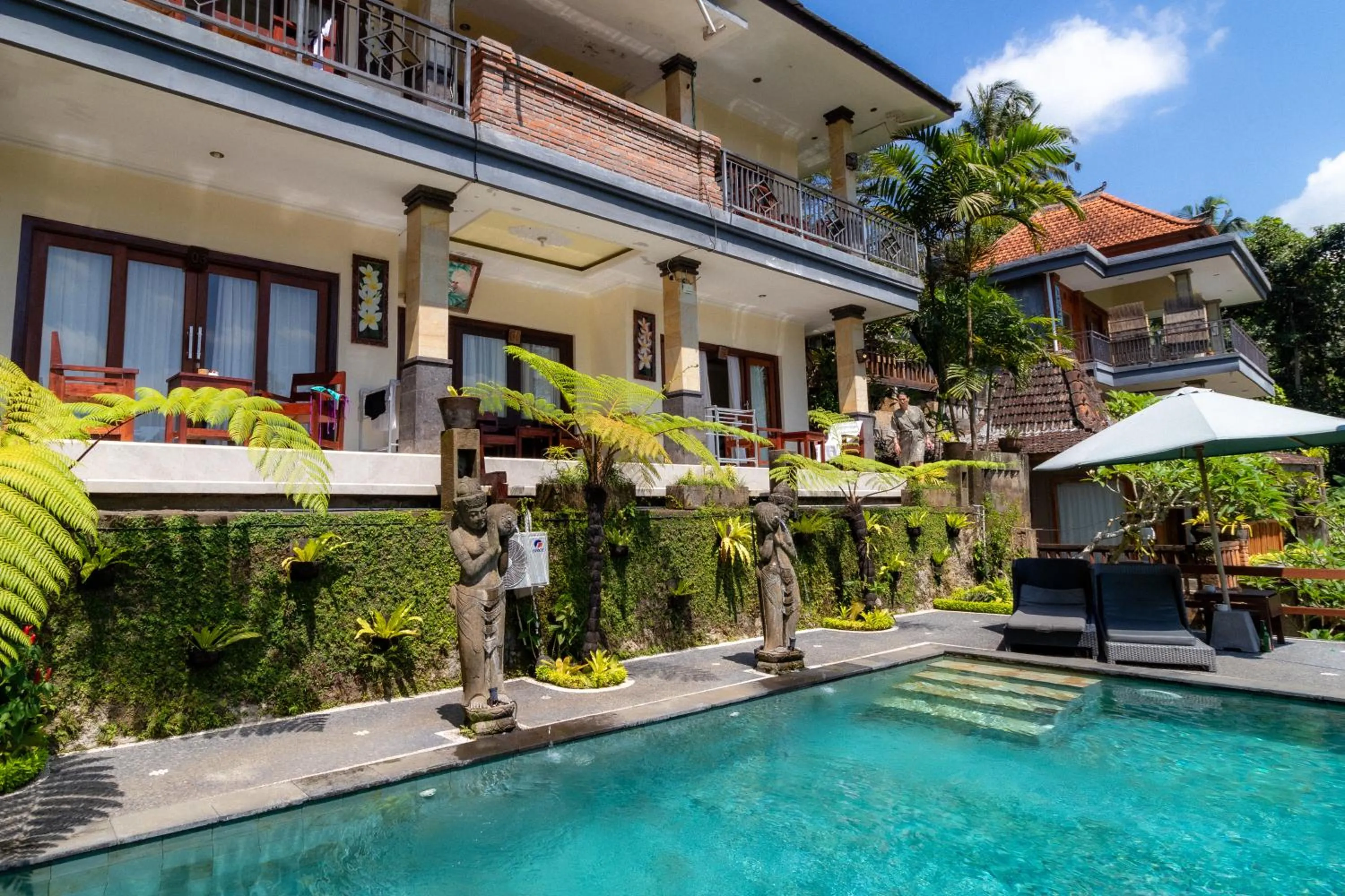 Swimming pool in Doni House & Villas
