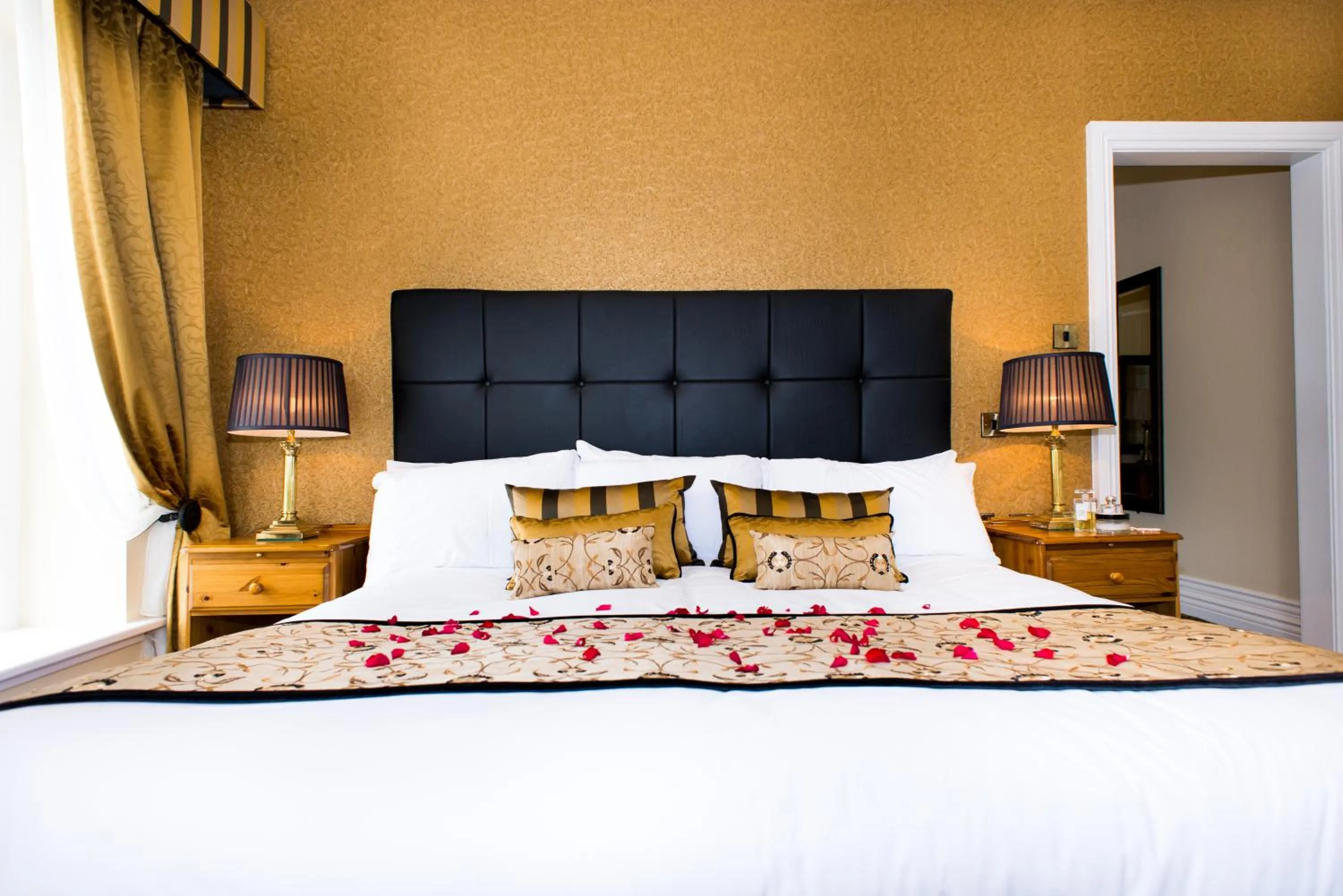 Shower, Bed in Towers Hotel Glenbeigh