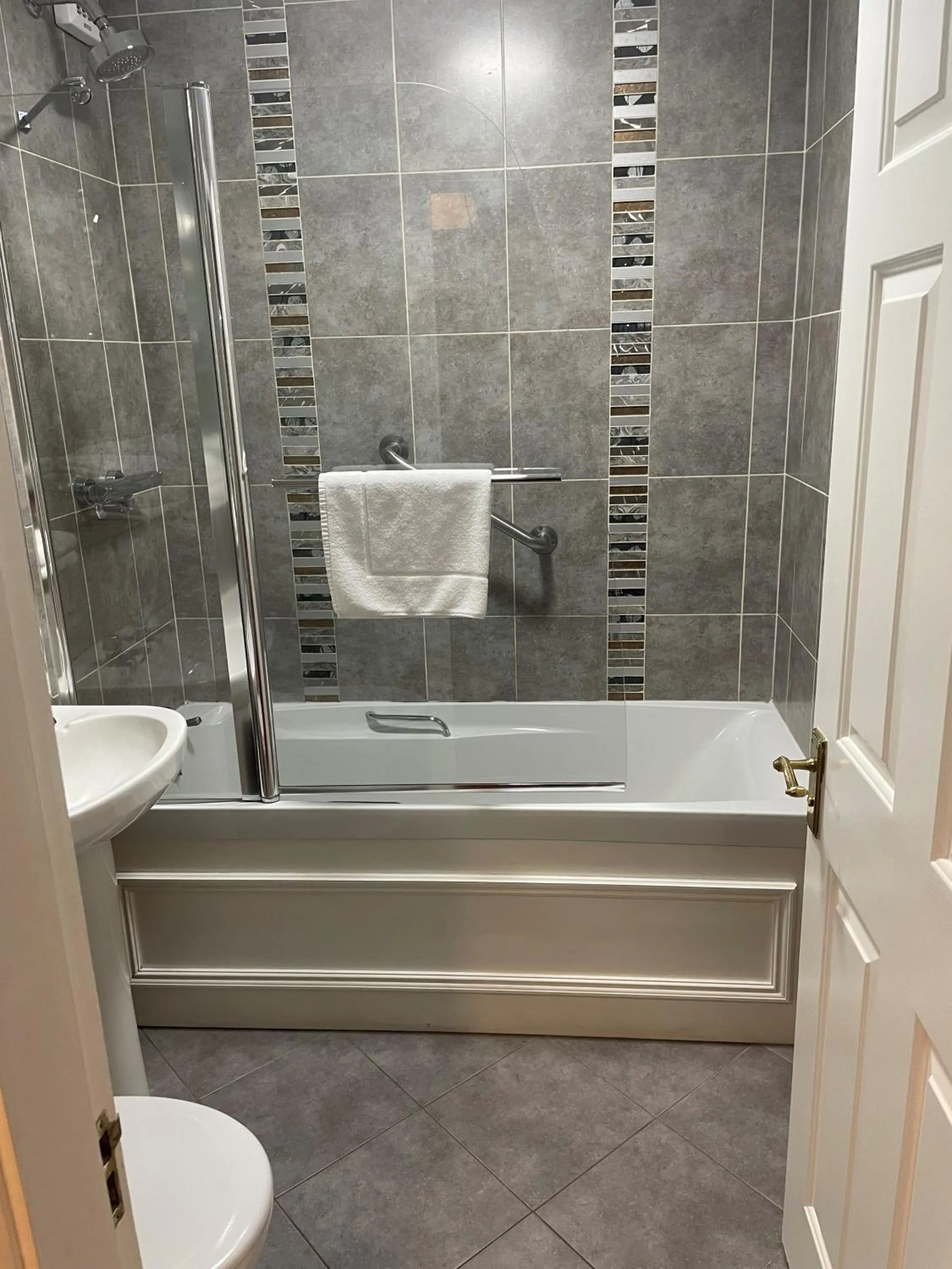 Bathroom in Towers Hotel Glenbeigh