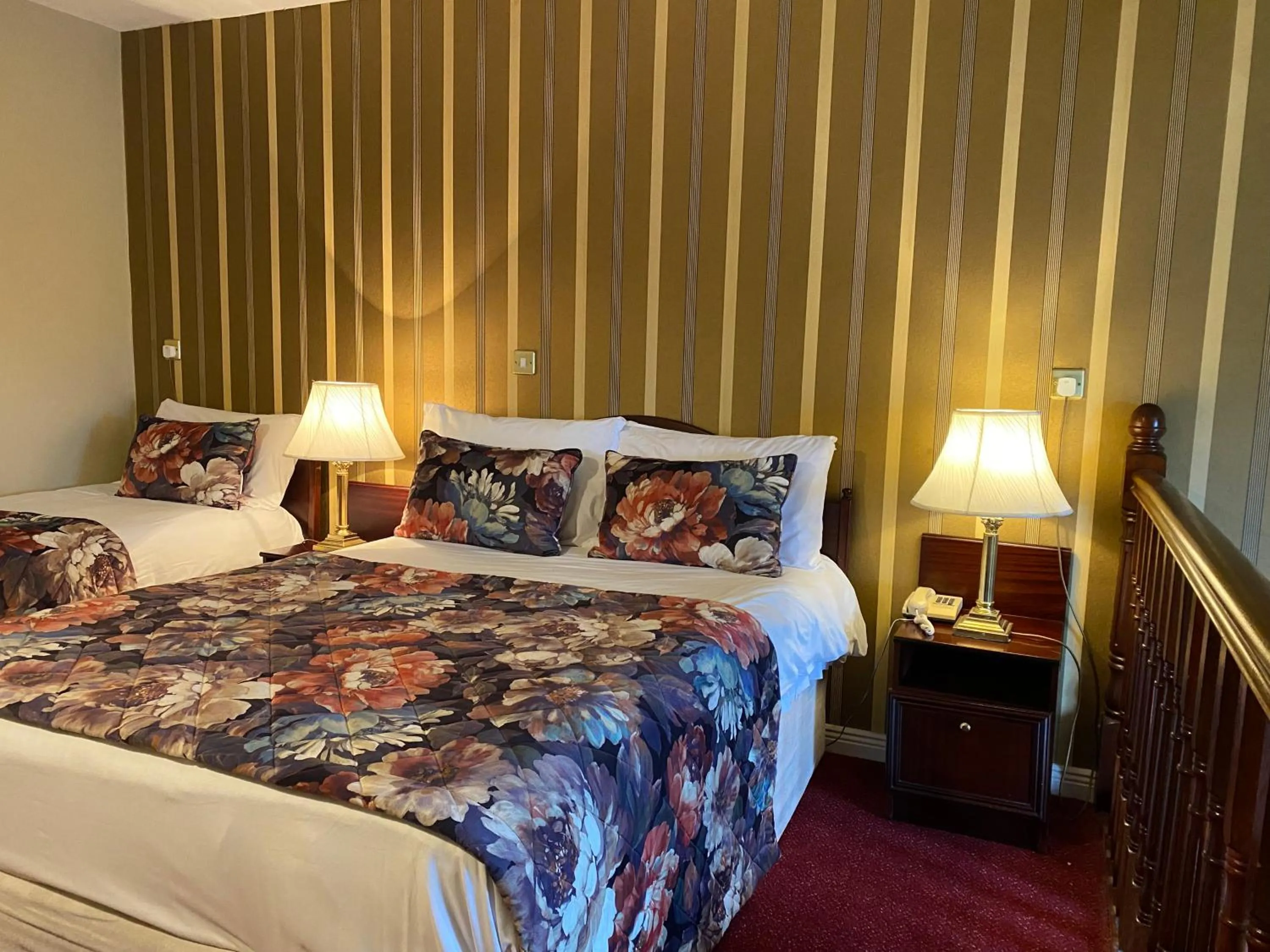 Shower, Bed in Towers Hotel Glenbeigh