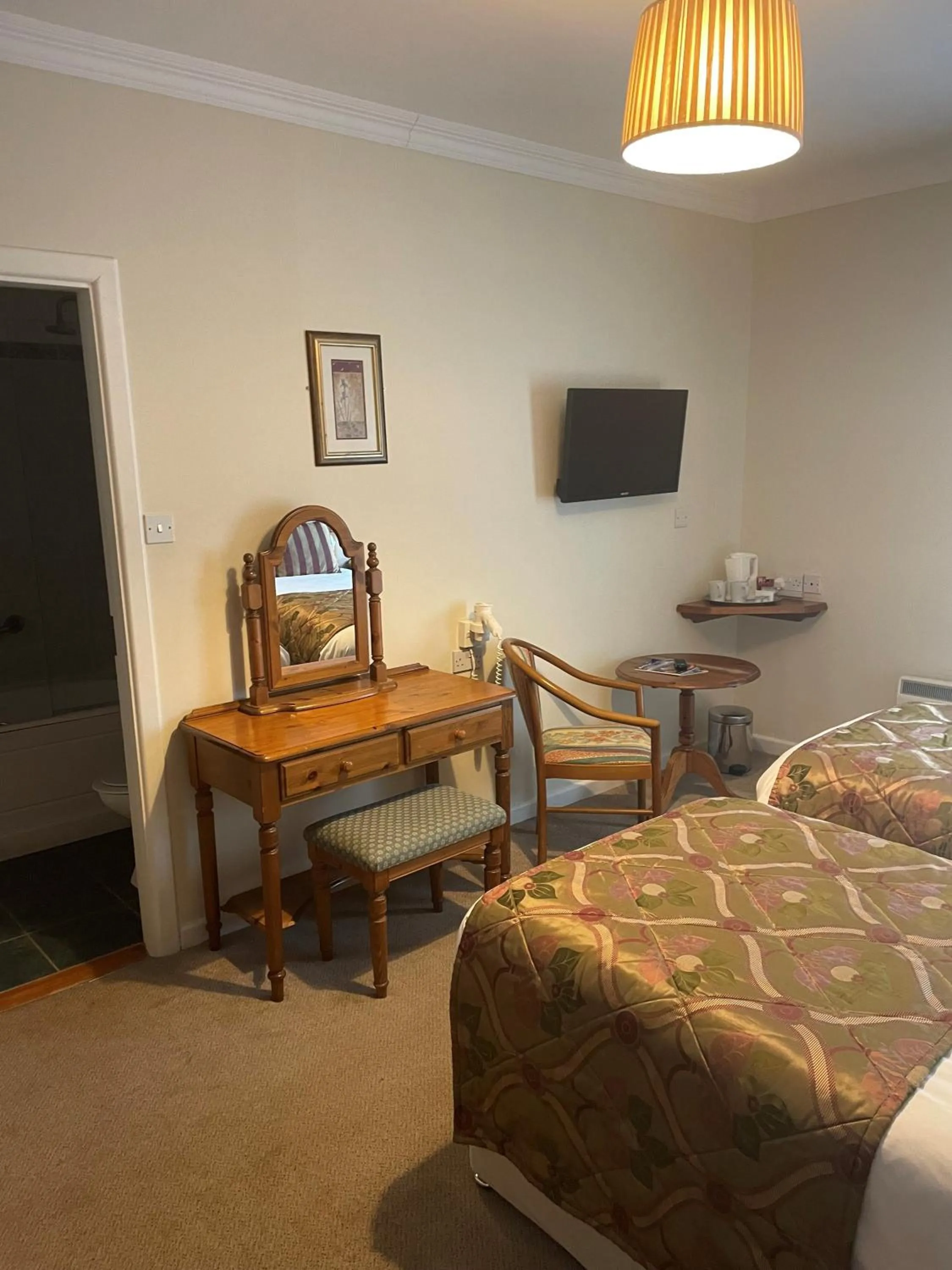 Coffee/tea facilities, Bed in Towers Hotel Glenbeigh