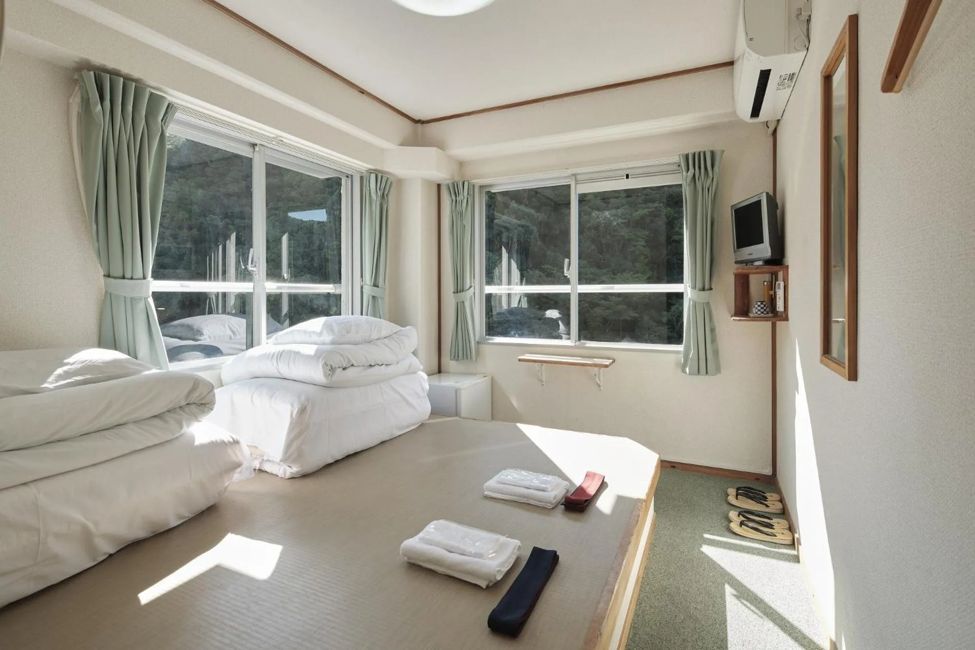 Photo of the whole room, Bed in Sansuikan Kawayu Matsuya