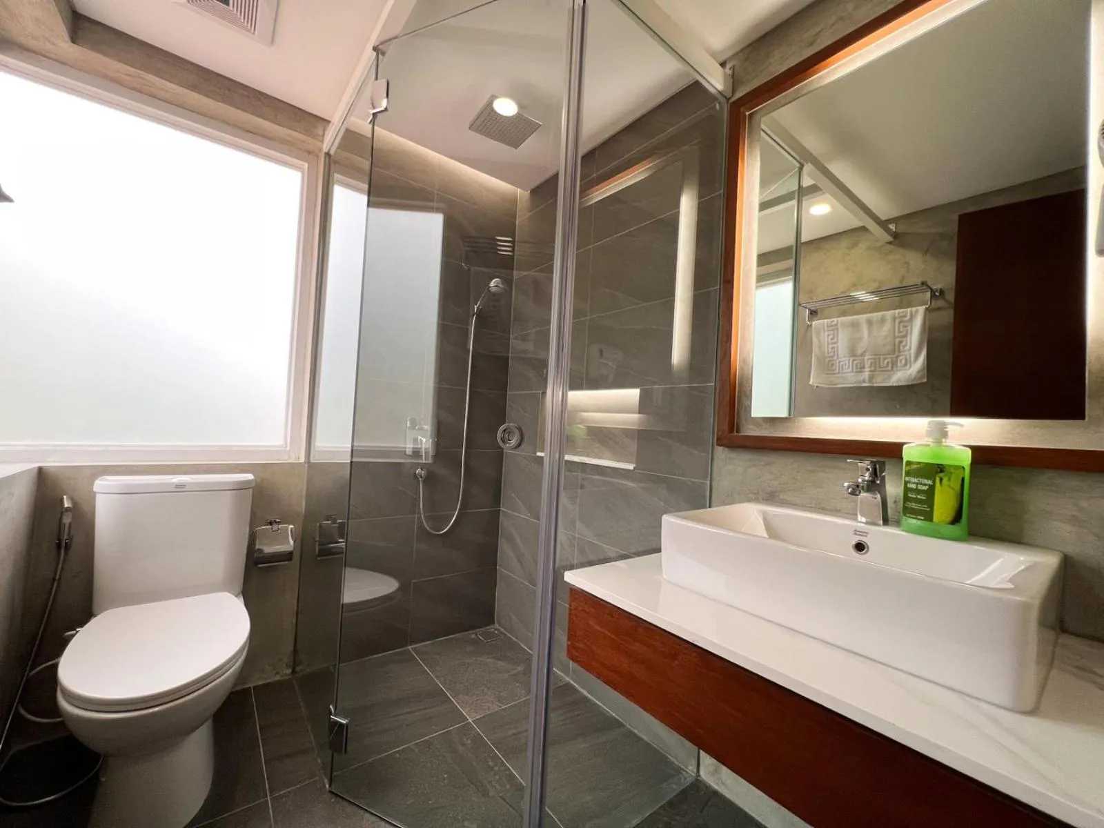 Toilet in Bill Tourist Inn