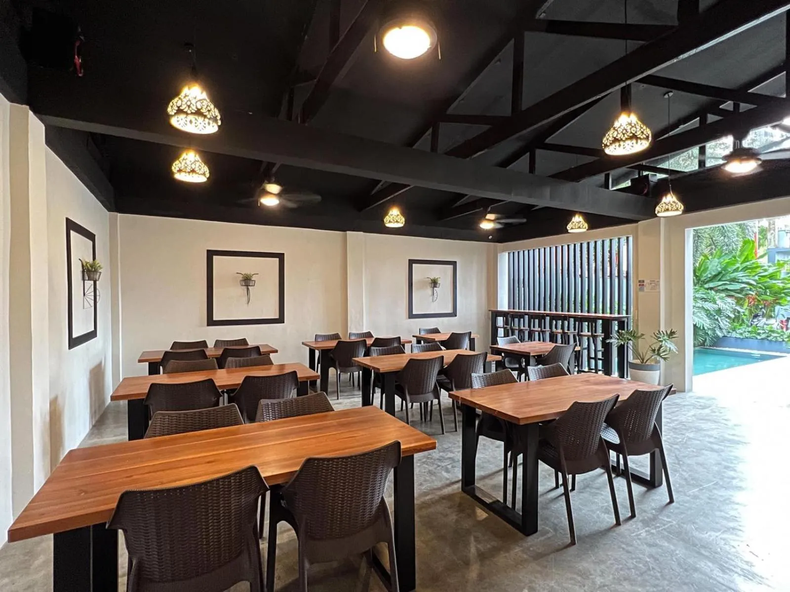 Restaurant/places to eat in Bill Tourist Inn