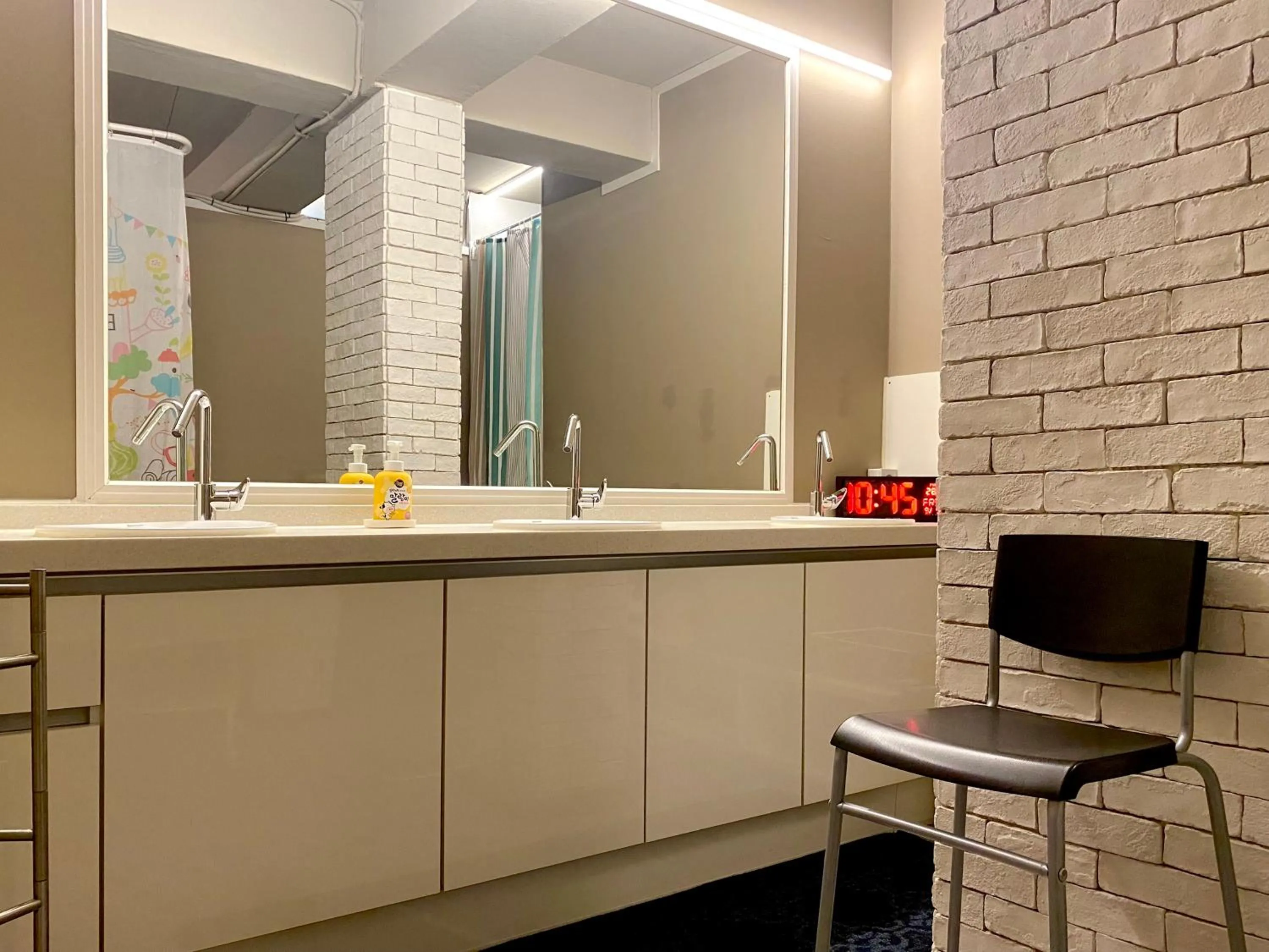 Shower in Sohostel Korea