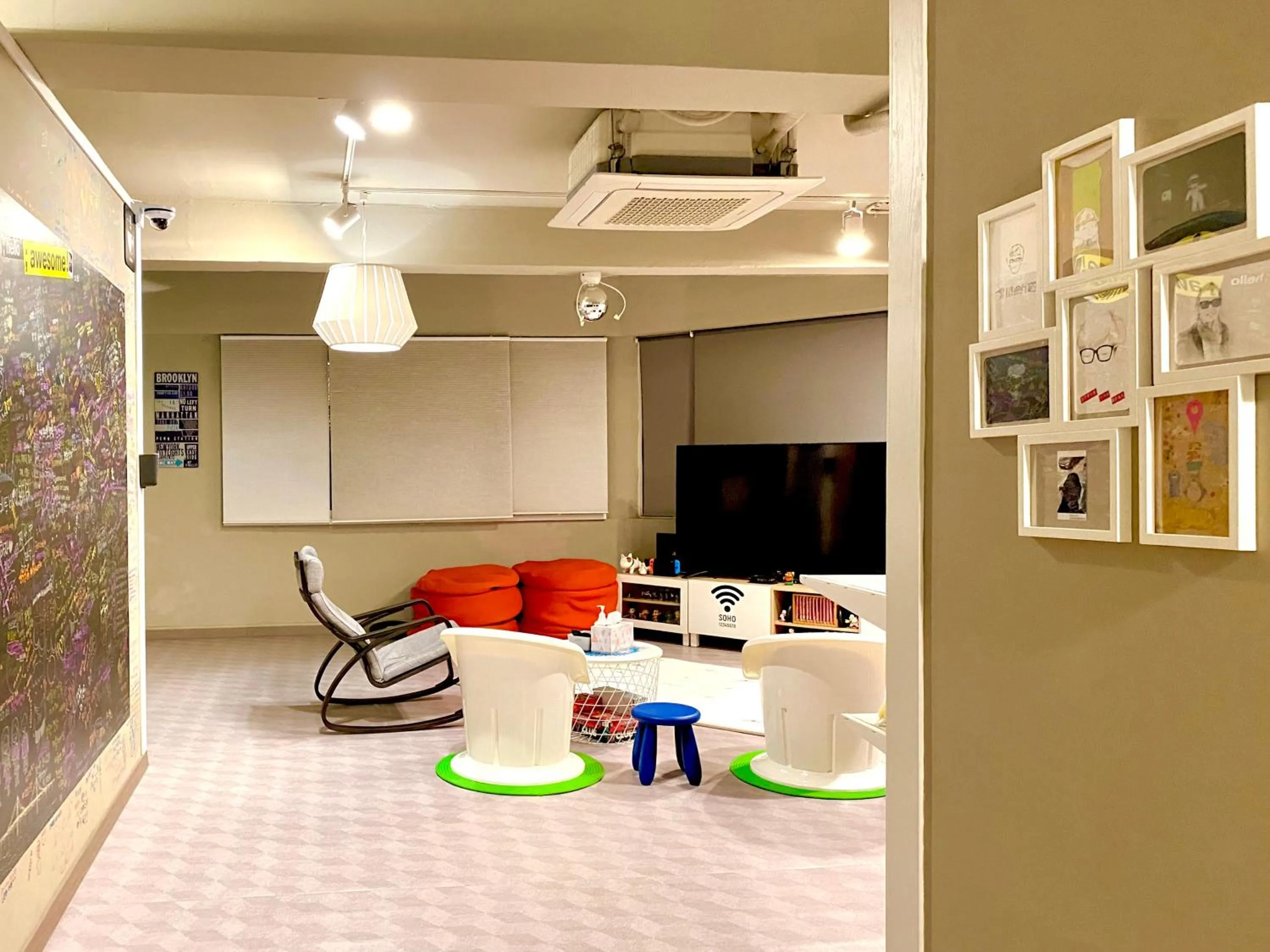 Communal lounge/ TV room in Sohostel Korea