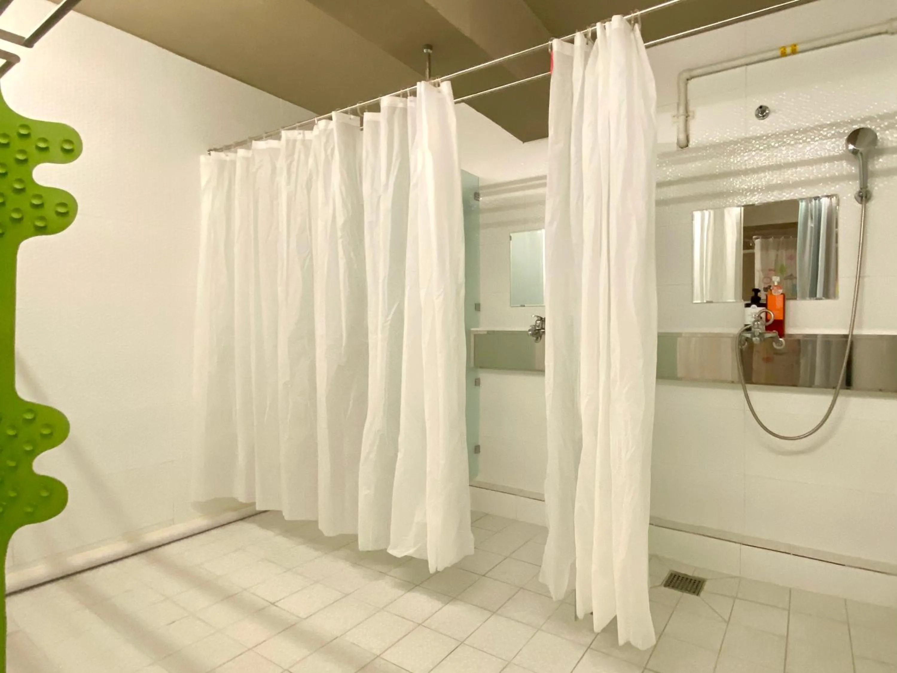 Shower in Sohostel Korea