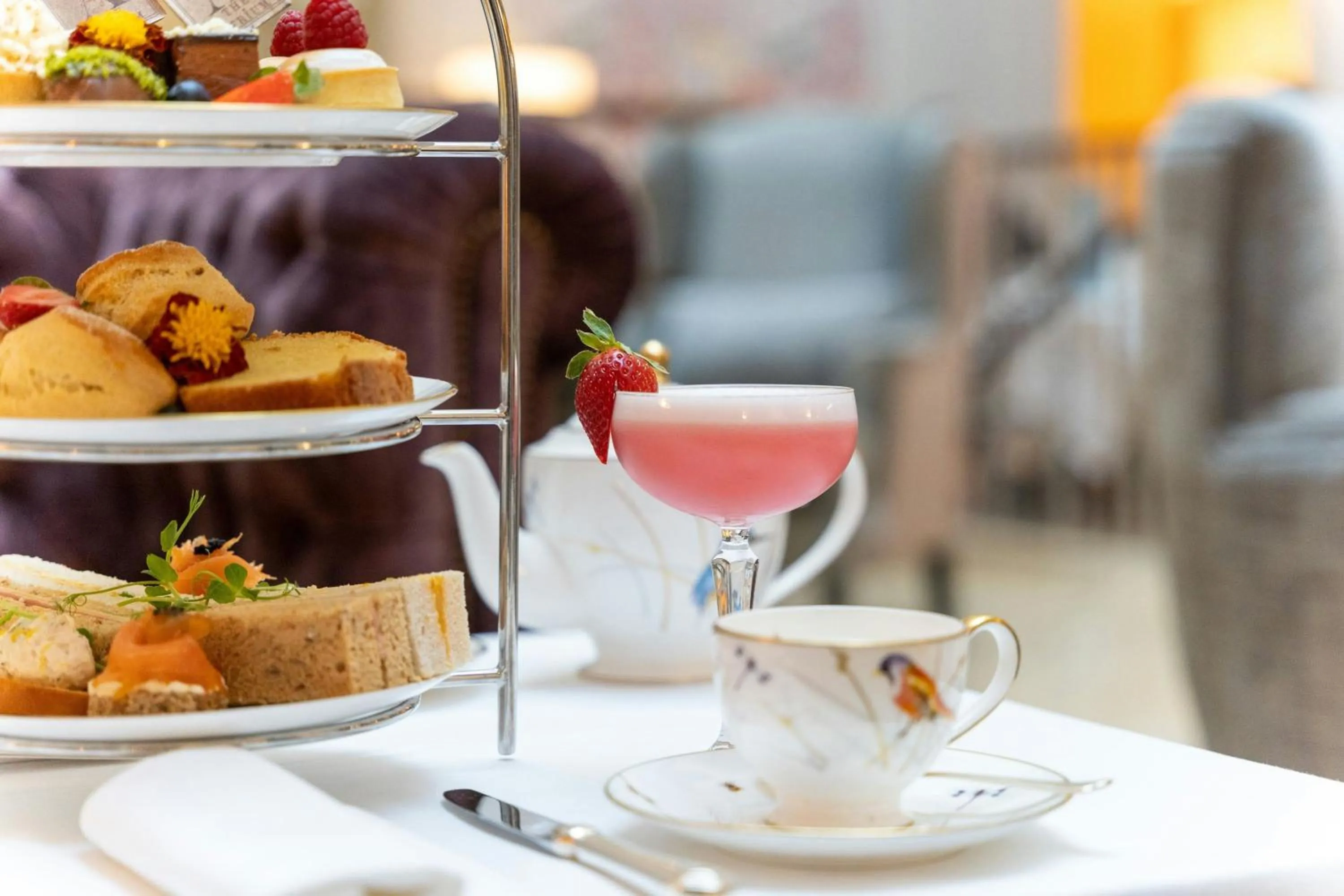 Lounge or bar in The College Green Dublin Hotel, Autograph Collection