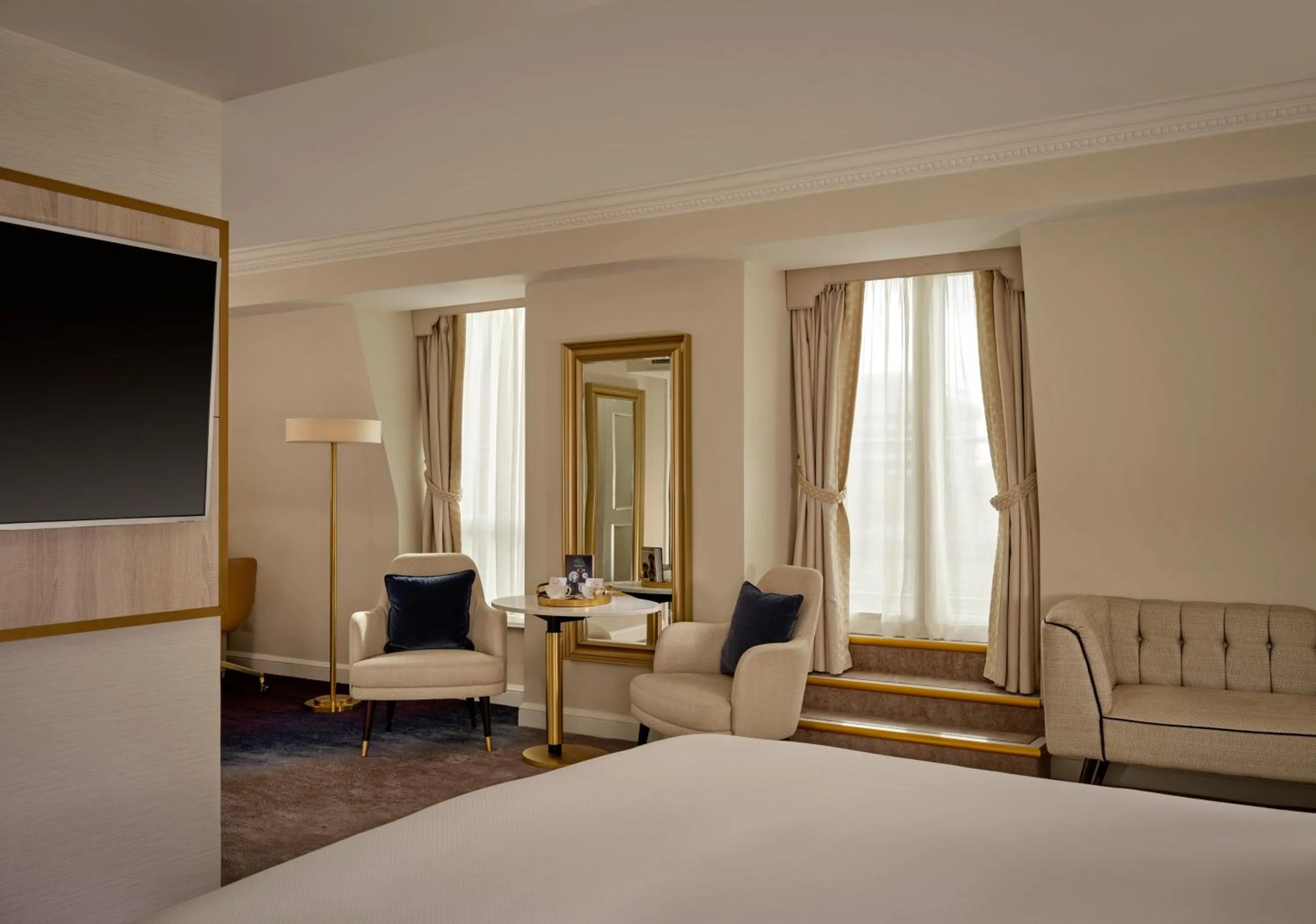 Bedroom, Bed in The College Green Dublin Hotel, Autograph Collection