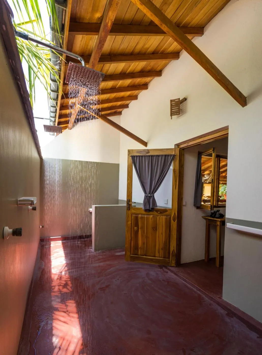 Shower, Bed in Babar Point