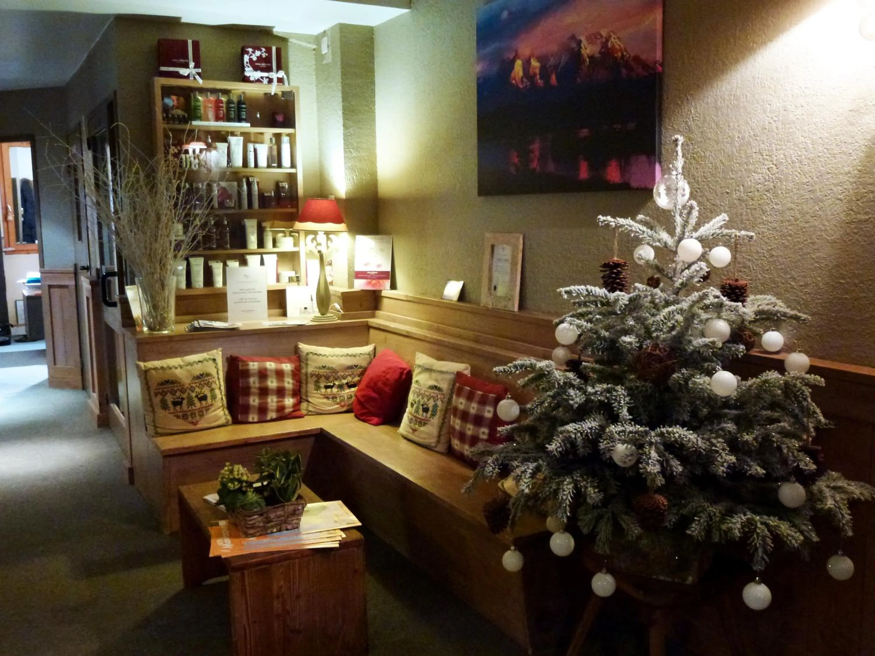 Lobby or reception in Hôtel Restaurant La Tourmaline