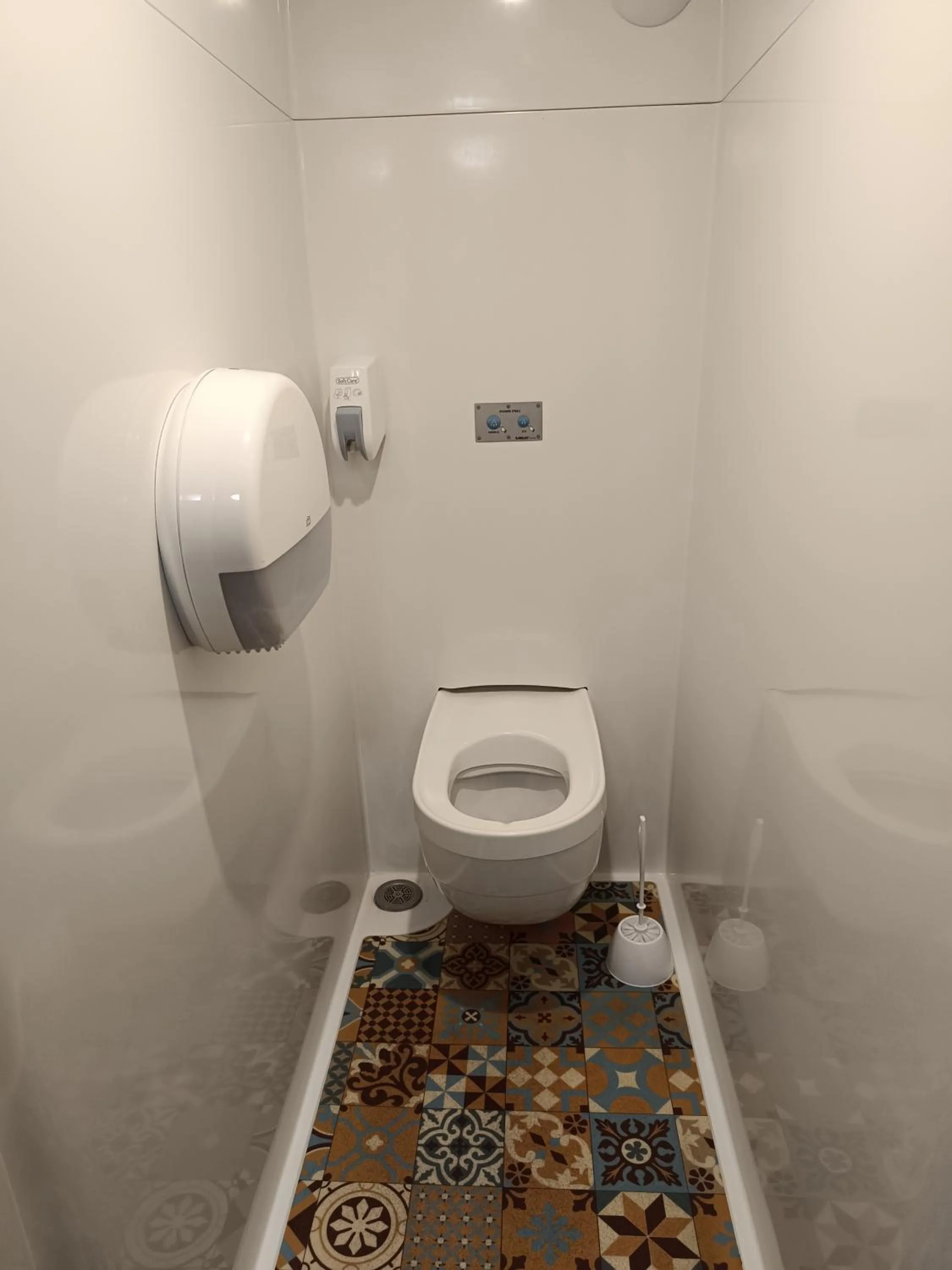 Toilet in hotelF1 Calais Coquelles