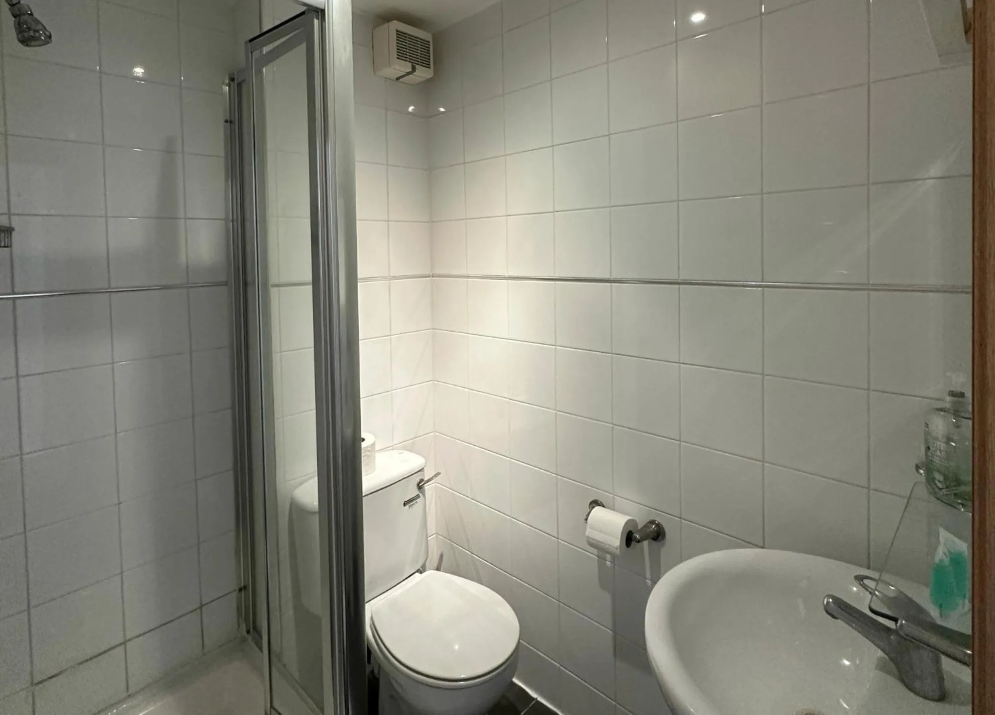 Shower in The Brent Hotel - London - Wembley