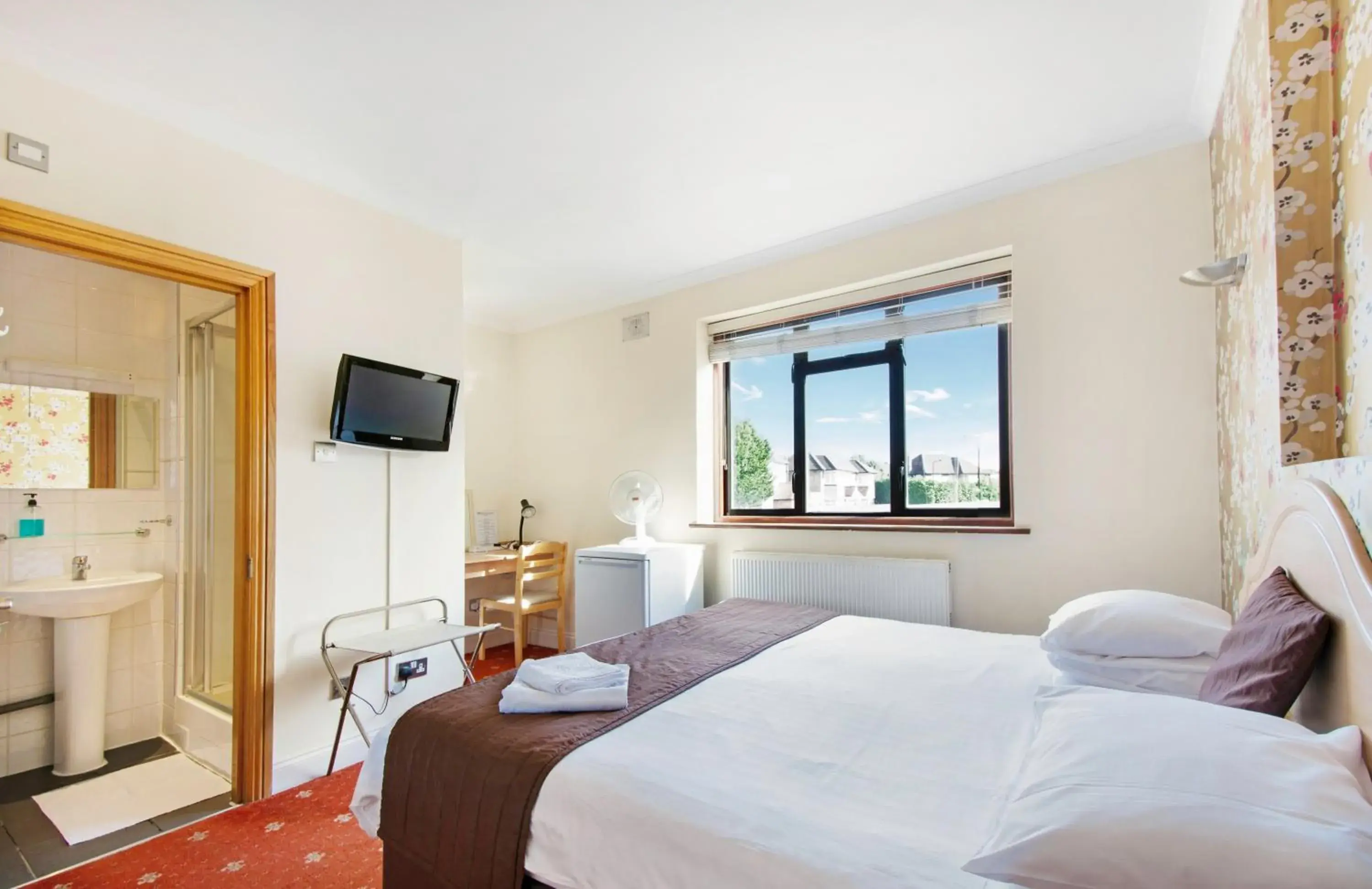 Photo of the whole room in The Brent Hotel - London - Wembley Photo of the whole room in The Brent Hotel - London - Wembley