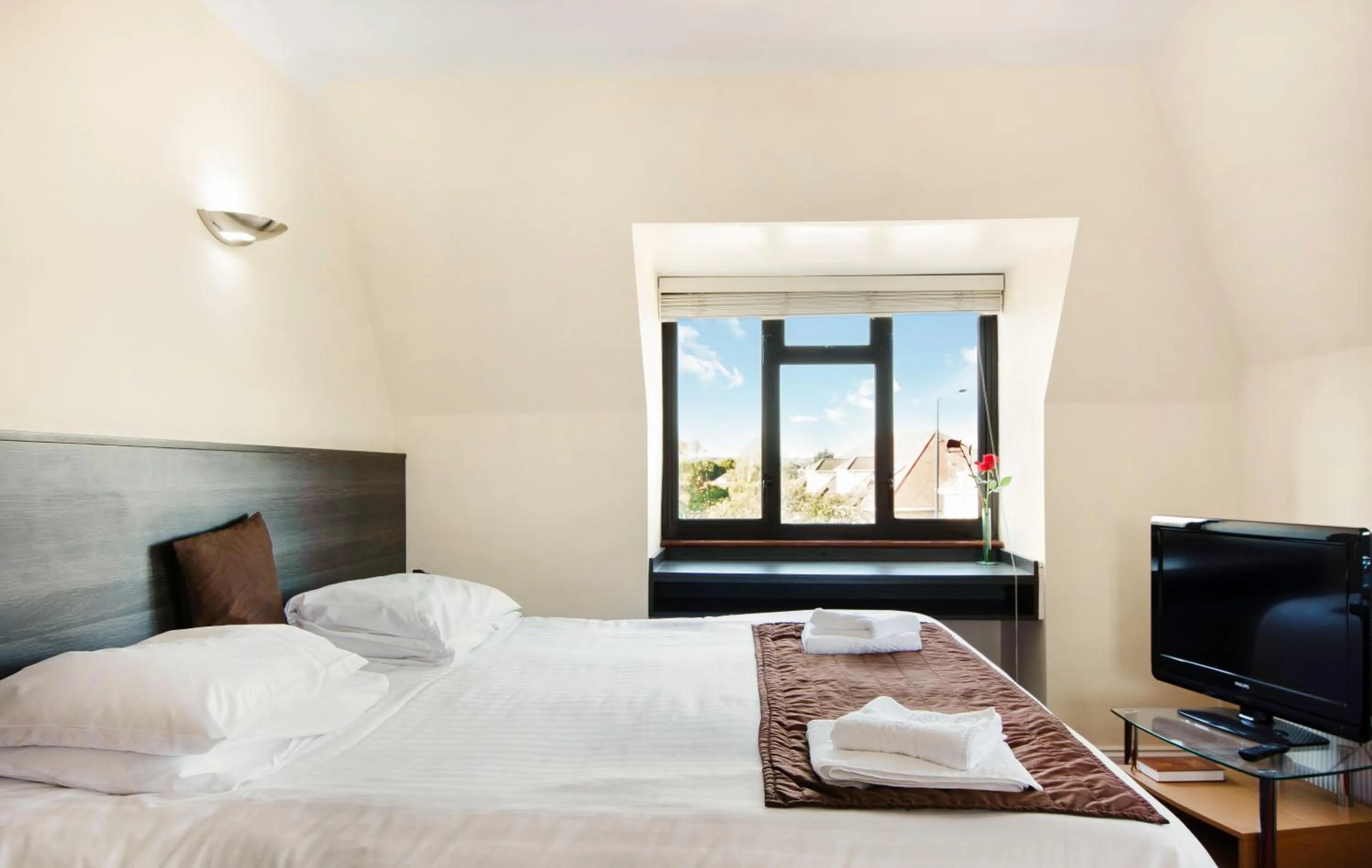 Bedroom, Bed in The Brent Hotel - London - Wembley