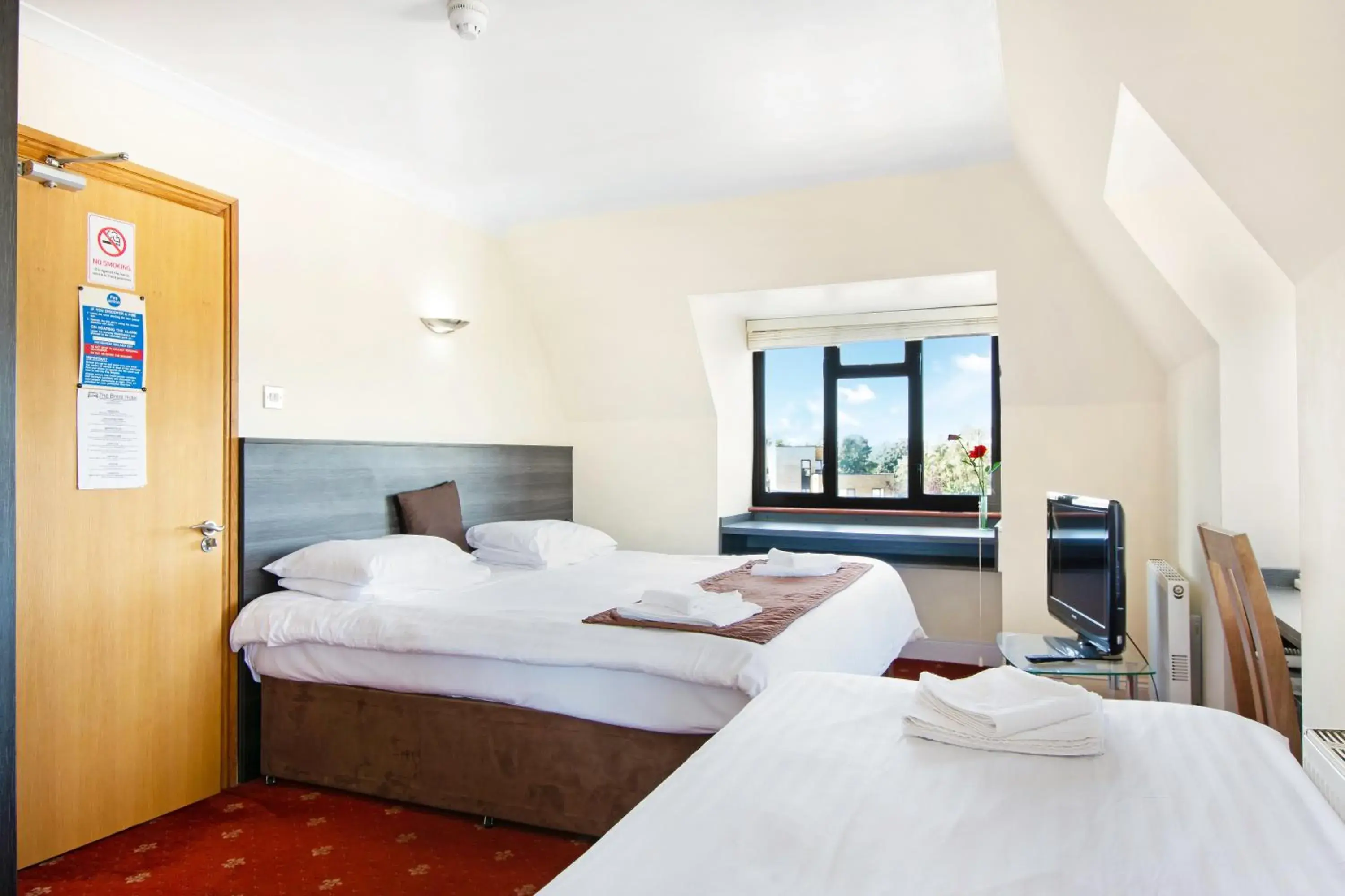 Photo of the whole room in The Brent Hotel - London - Wembley Photo of the whole room in The Brent Hotel - London - Wembley