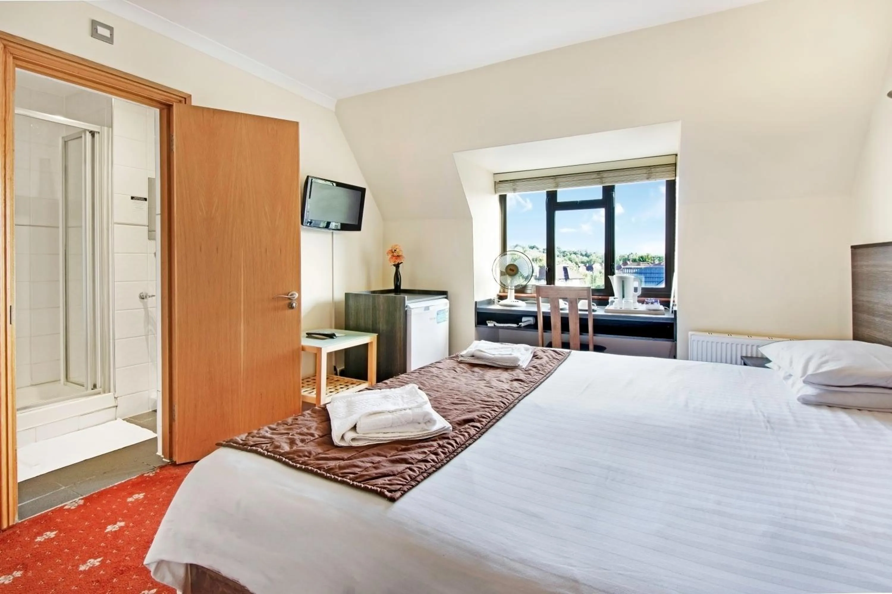 Photo of the whole room, Bed in The Brent Hotel - London - Wembley