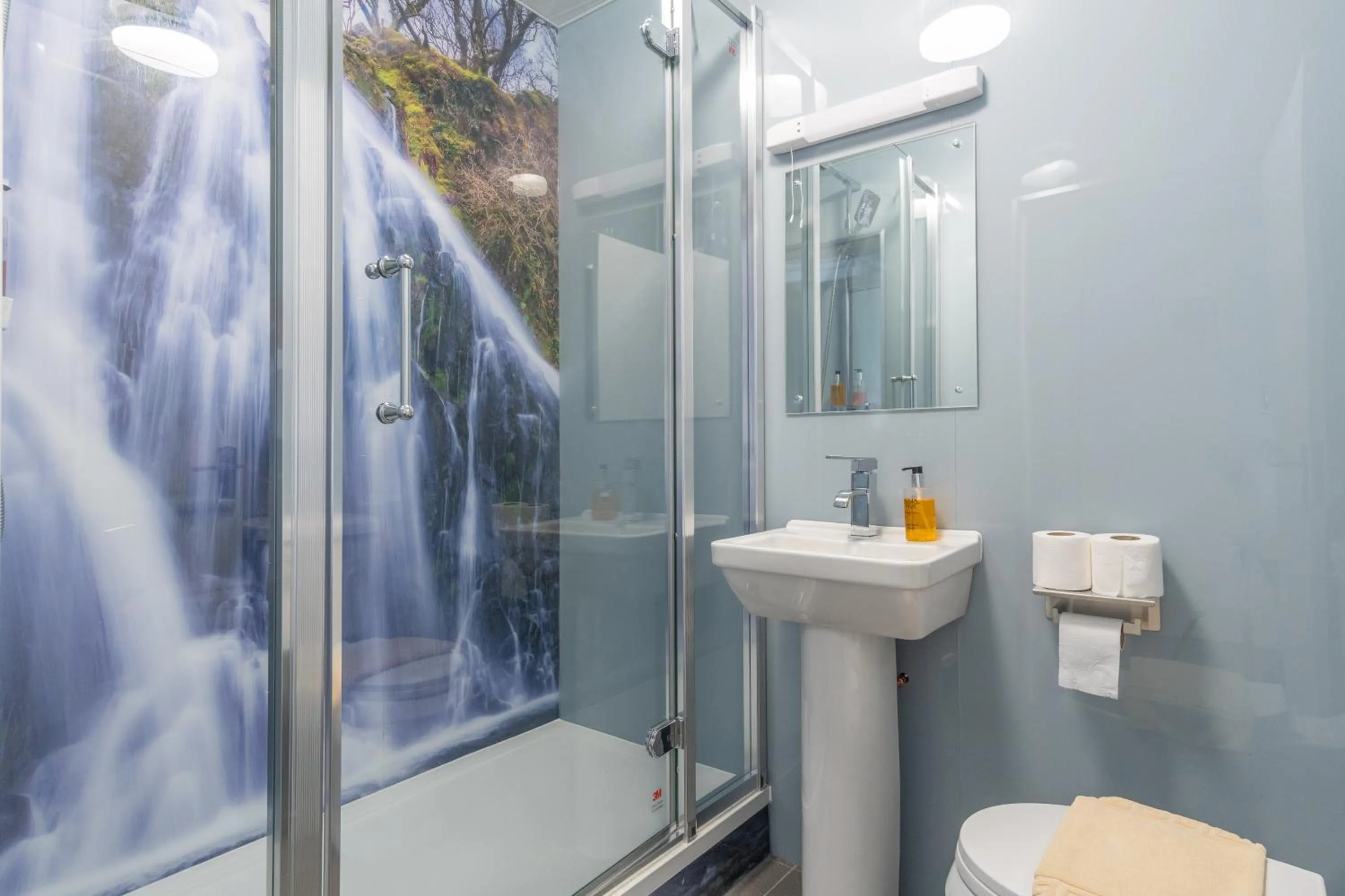 Shower in Padarn Hotel