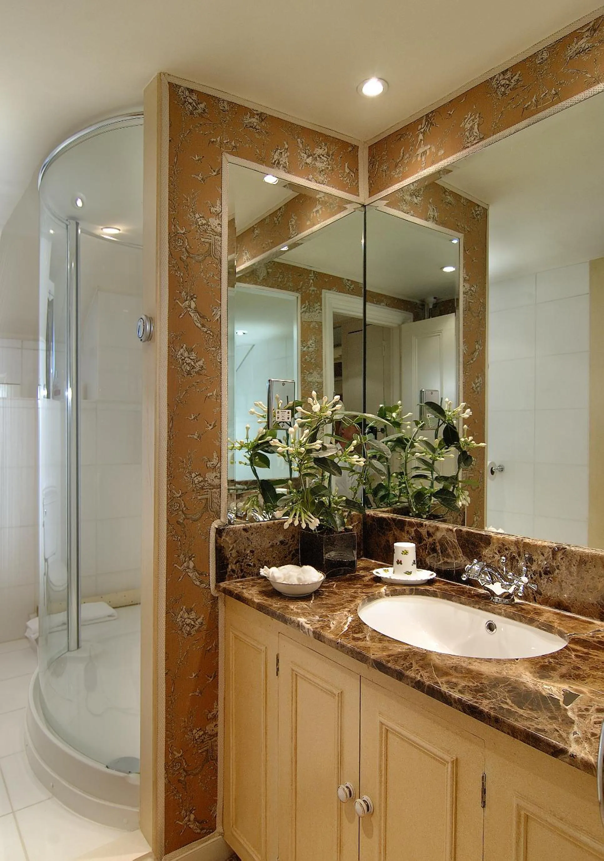 Bathroom in Summer Lodge Country House Hotel