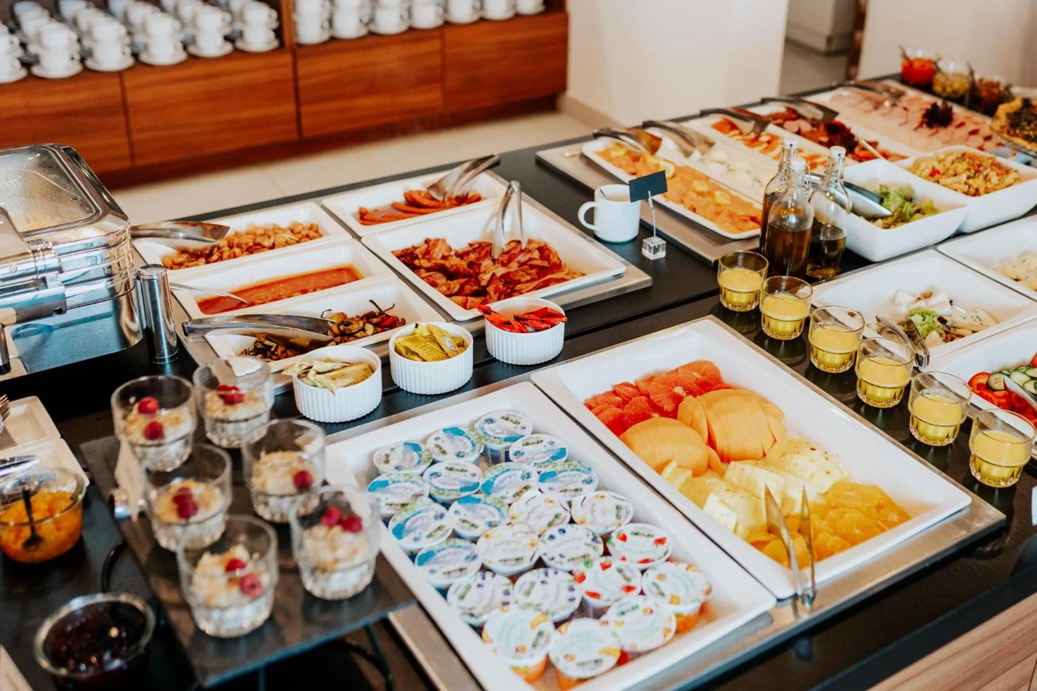 Restaurant/places to eat in Grand Ascot Hotel