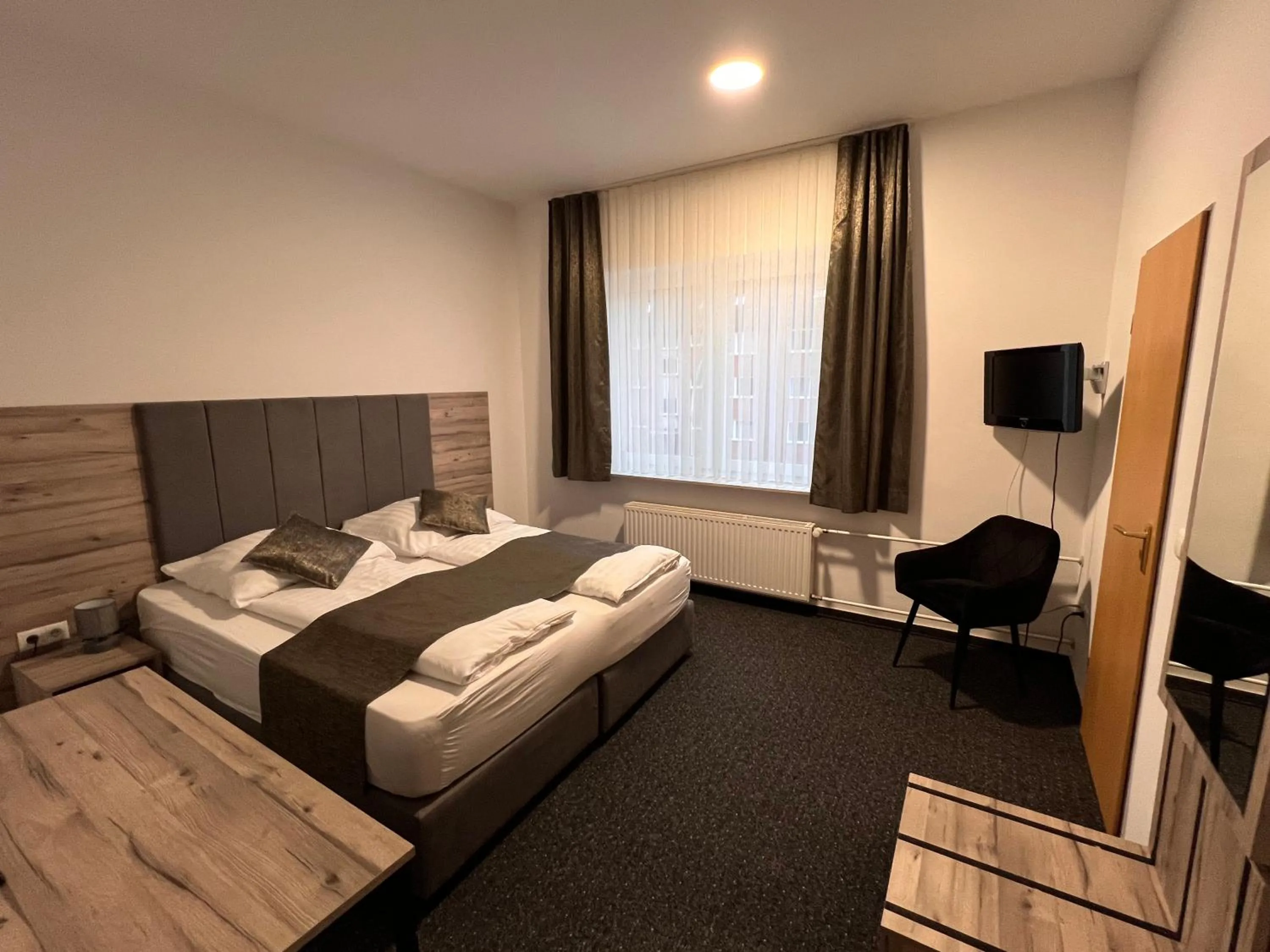 Photo of the whole room, Bed in Hotel Dietrichsdorfer Hof