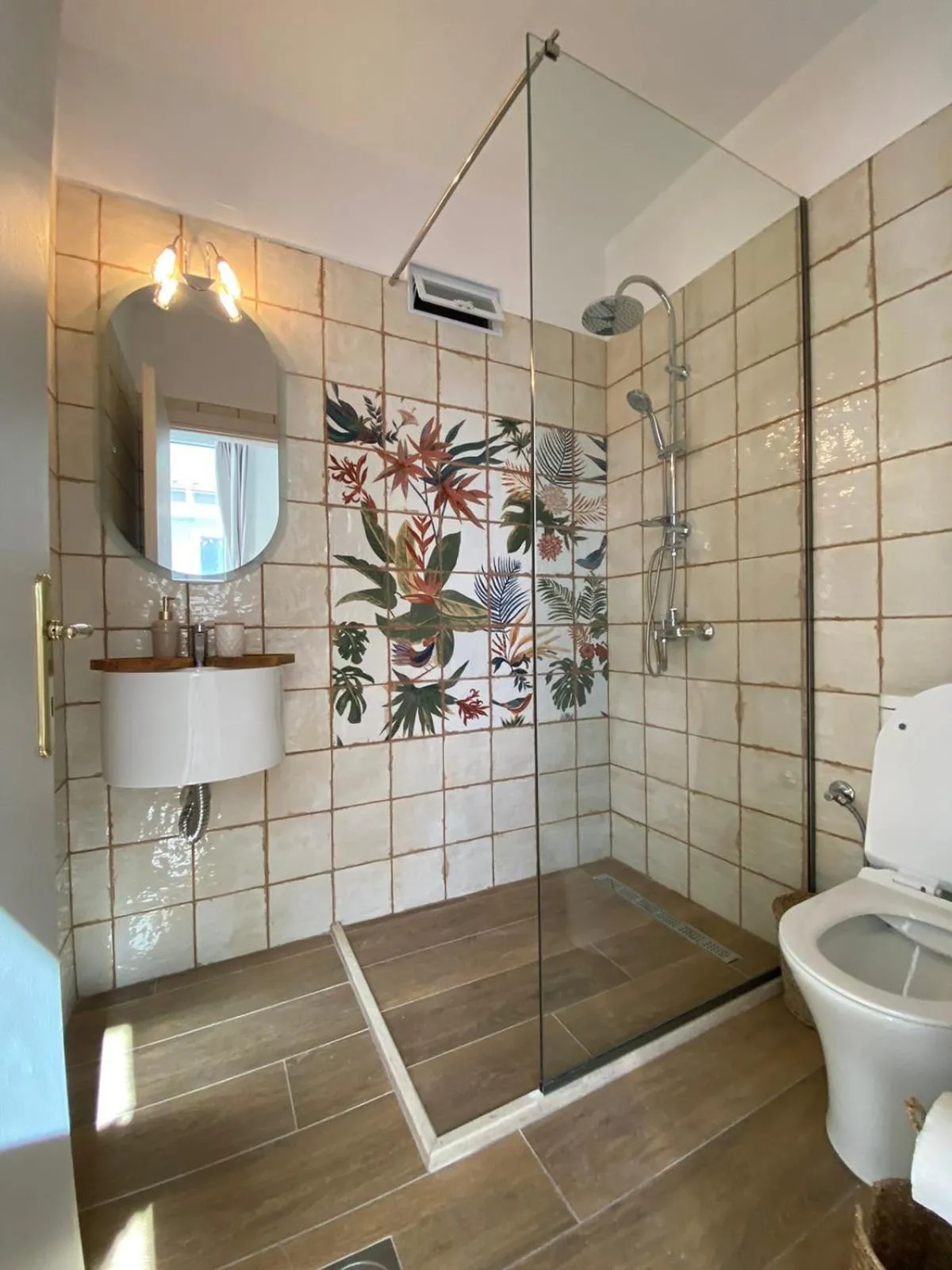 Shower in Vicky's Panoramic View Apartments