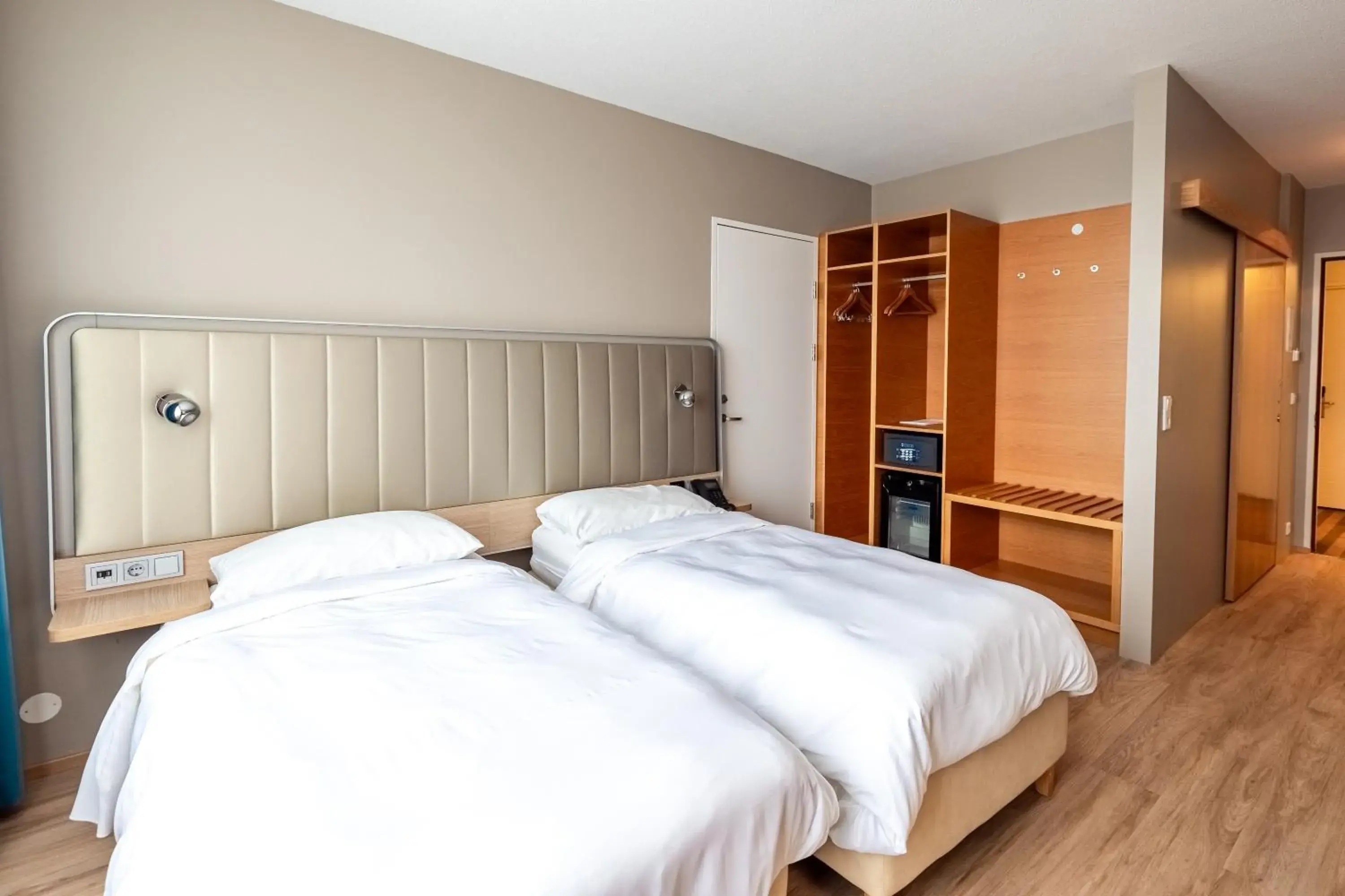 Property building, Bed in Park Inn by Radisson Reykjavik Keflavík Airport Property building, Bed in Park Inn by Radisson Reykjavik Keflavík Airport