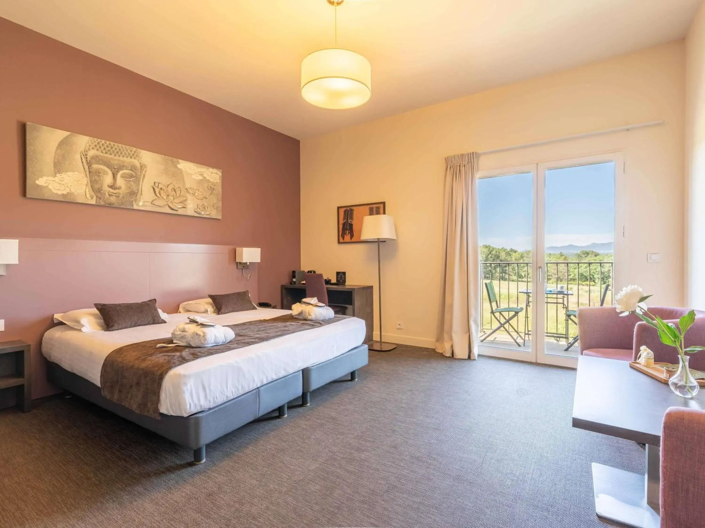 Bedroom, Bed in Mercure Aix-En-Provence Sainte-Victoire Bedroom, Bed in Mercure Aix-En-Provence Sainte-Victoire